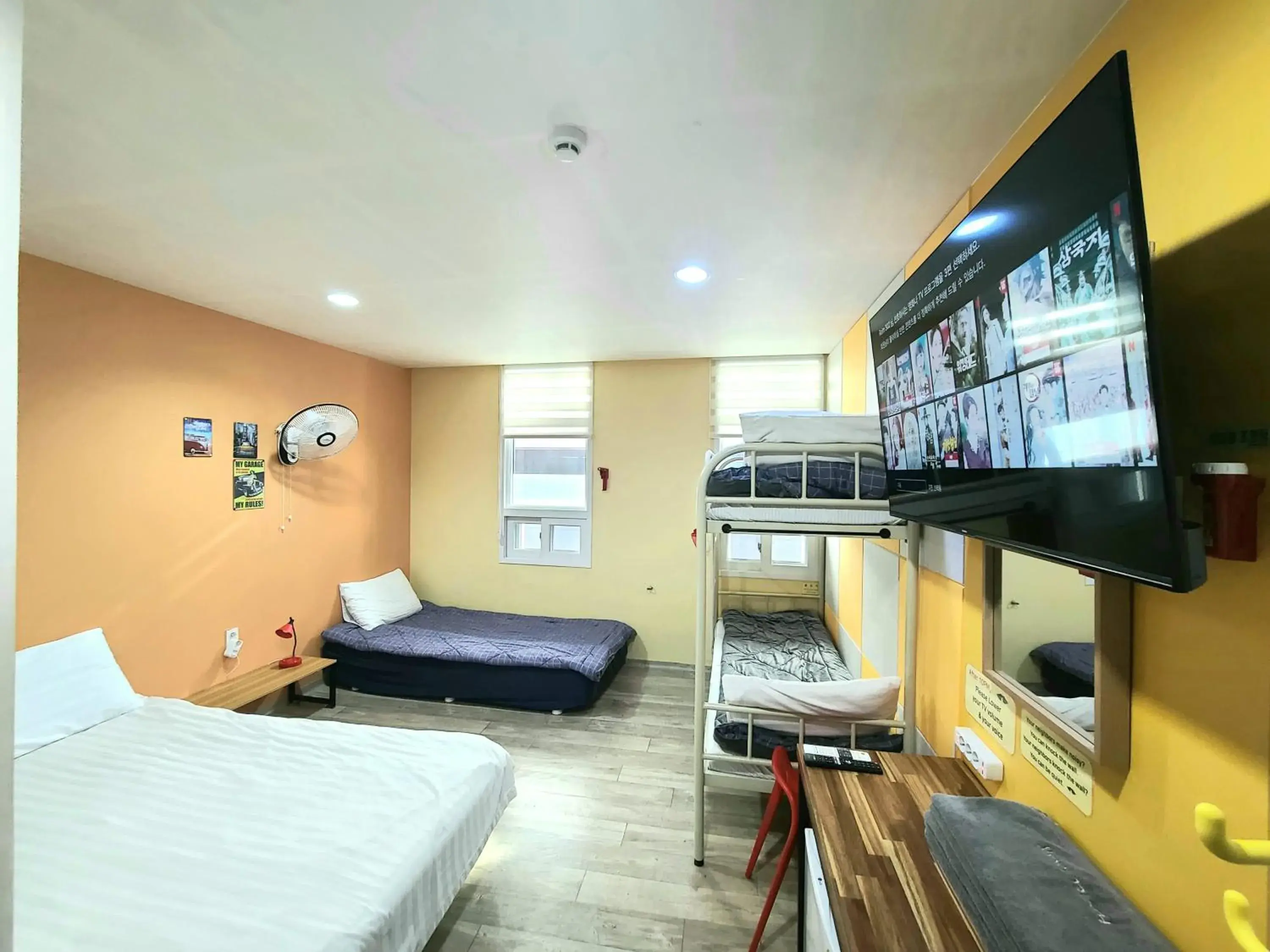 TV and multimedia, TV/Entertainment Center in Hostel Tommy