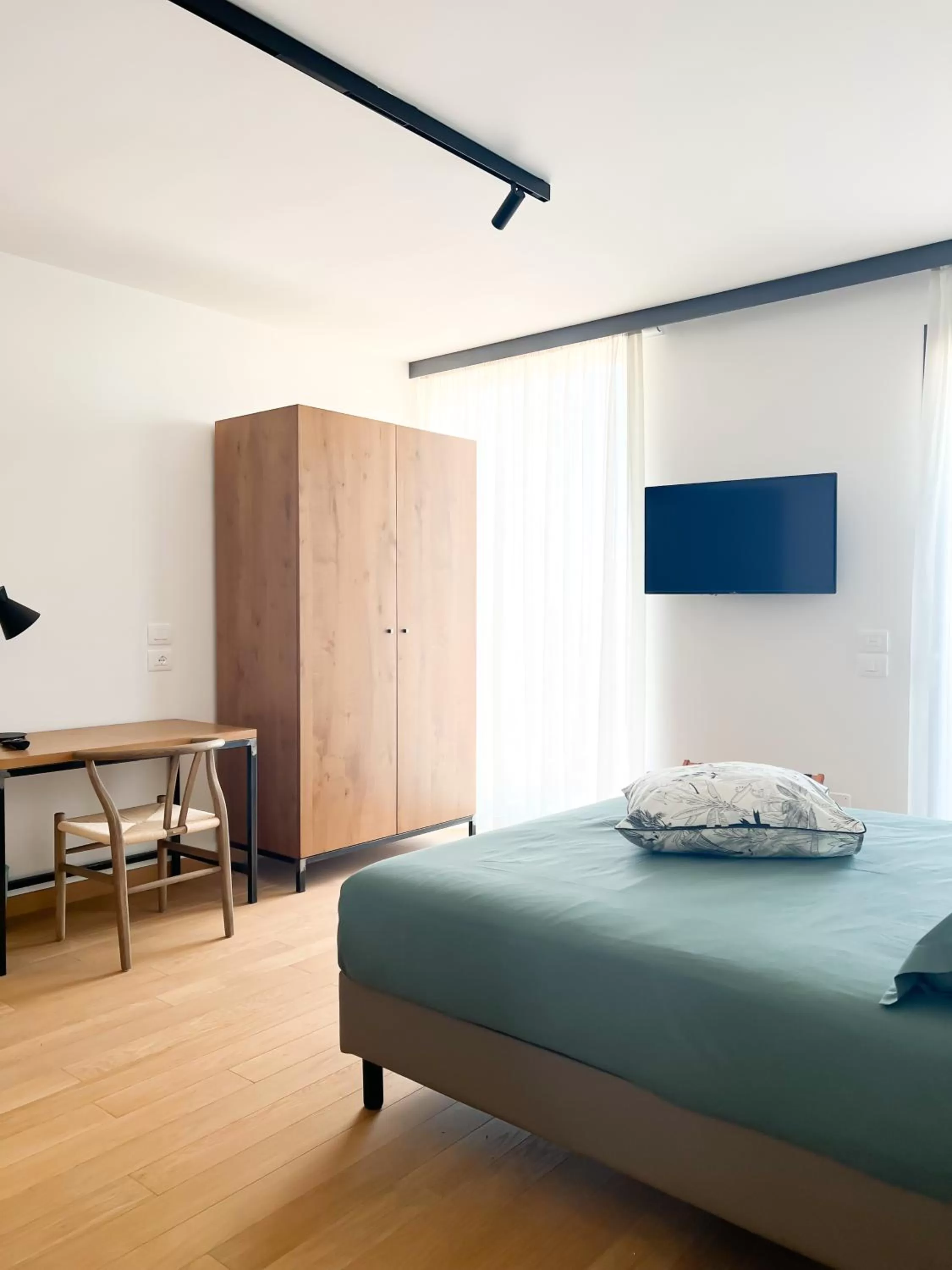 Bed in Glass House - Smart Rooms & Parking