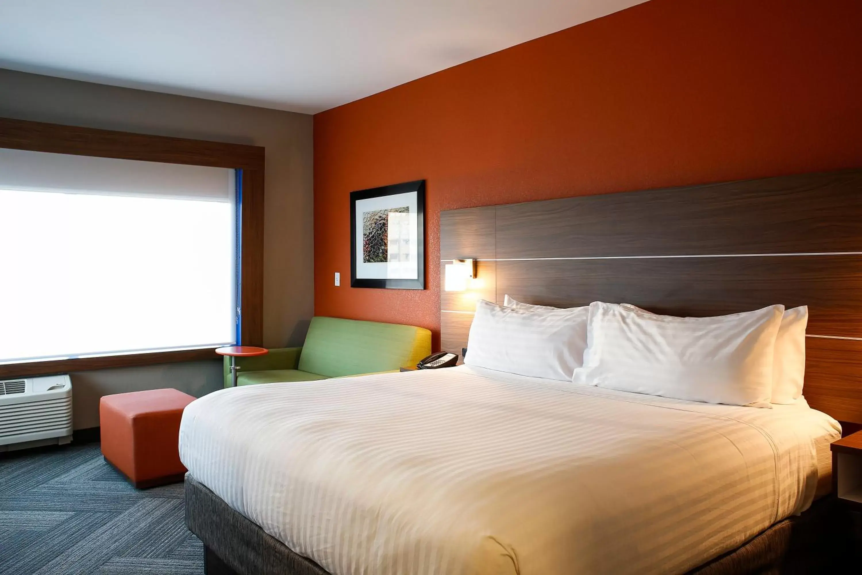 Photo of the whole room, Bed in Holiday Inn Express & Suites Downtown Louisville, an IHG Hotel