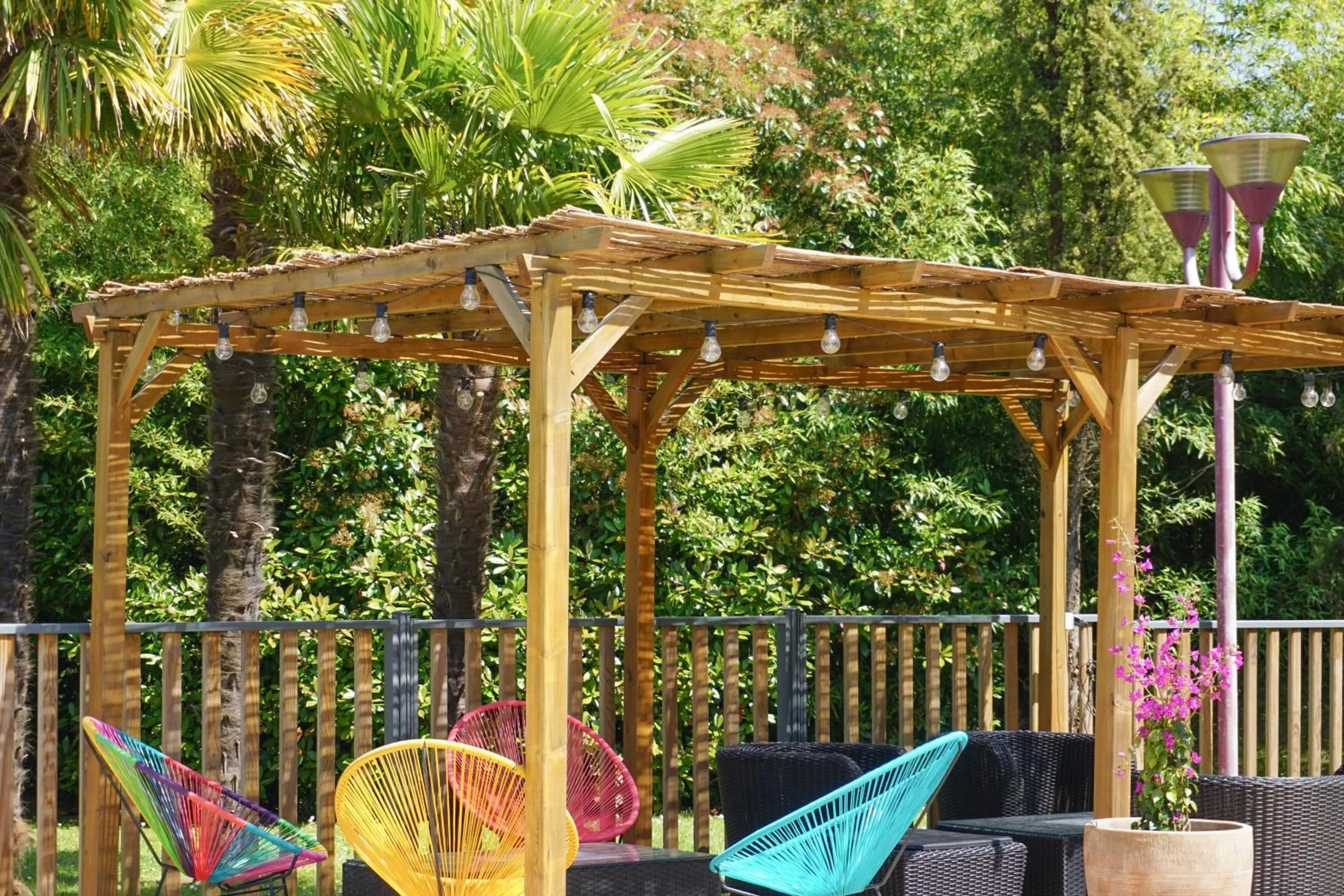 Swimming pool in The Originals City, Hôtel Le Lodge, Ondres, Bayonne Nord