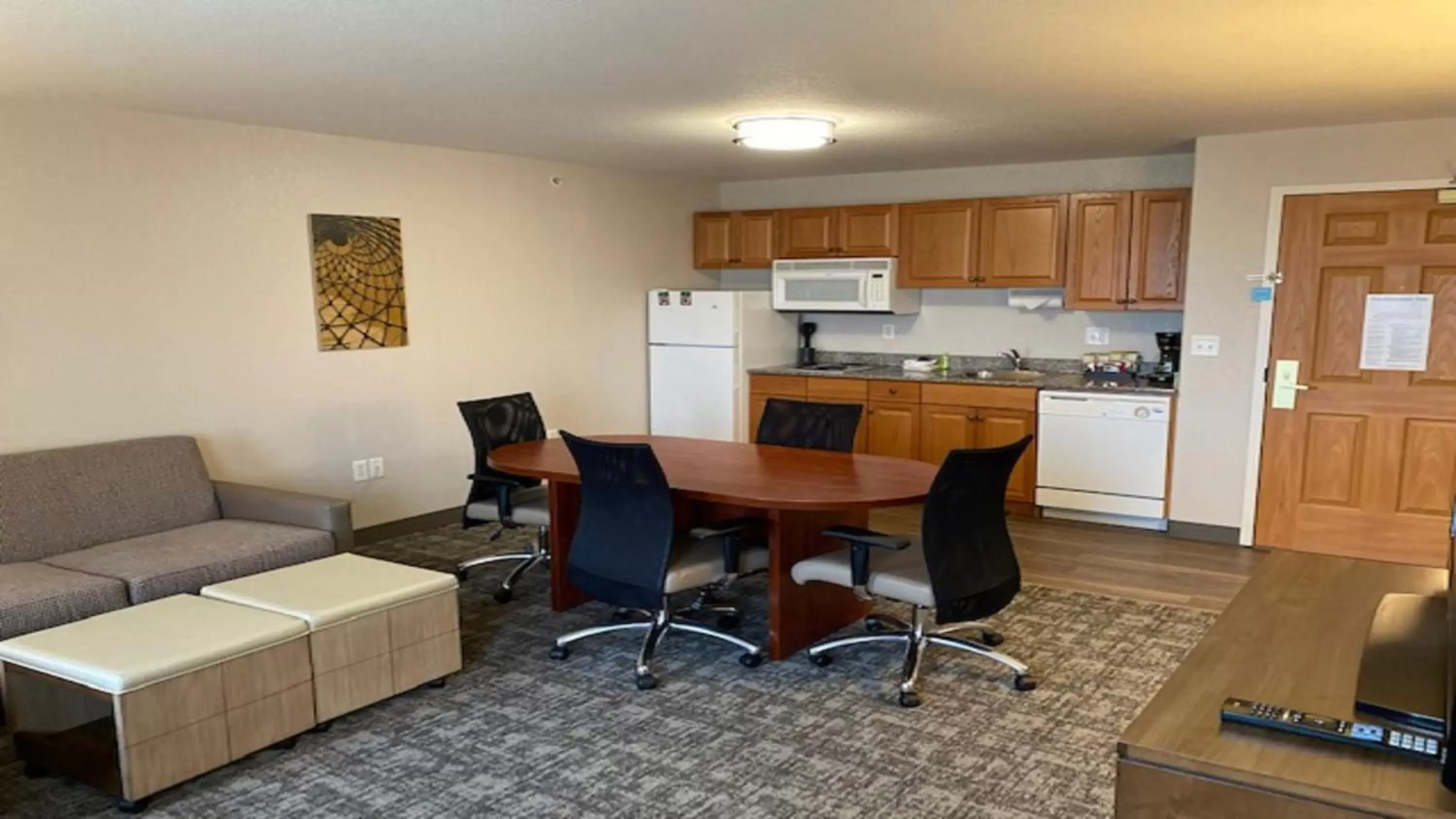 Bedroom, Kitchen/Kitchenette in Staybridge Suites - Calgary Airport, an IHG Hotel