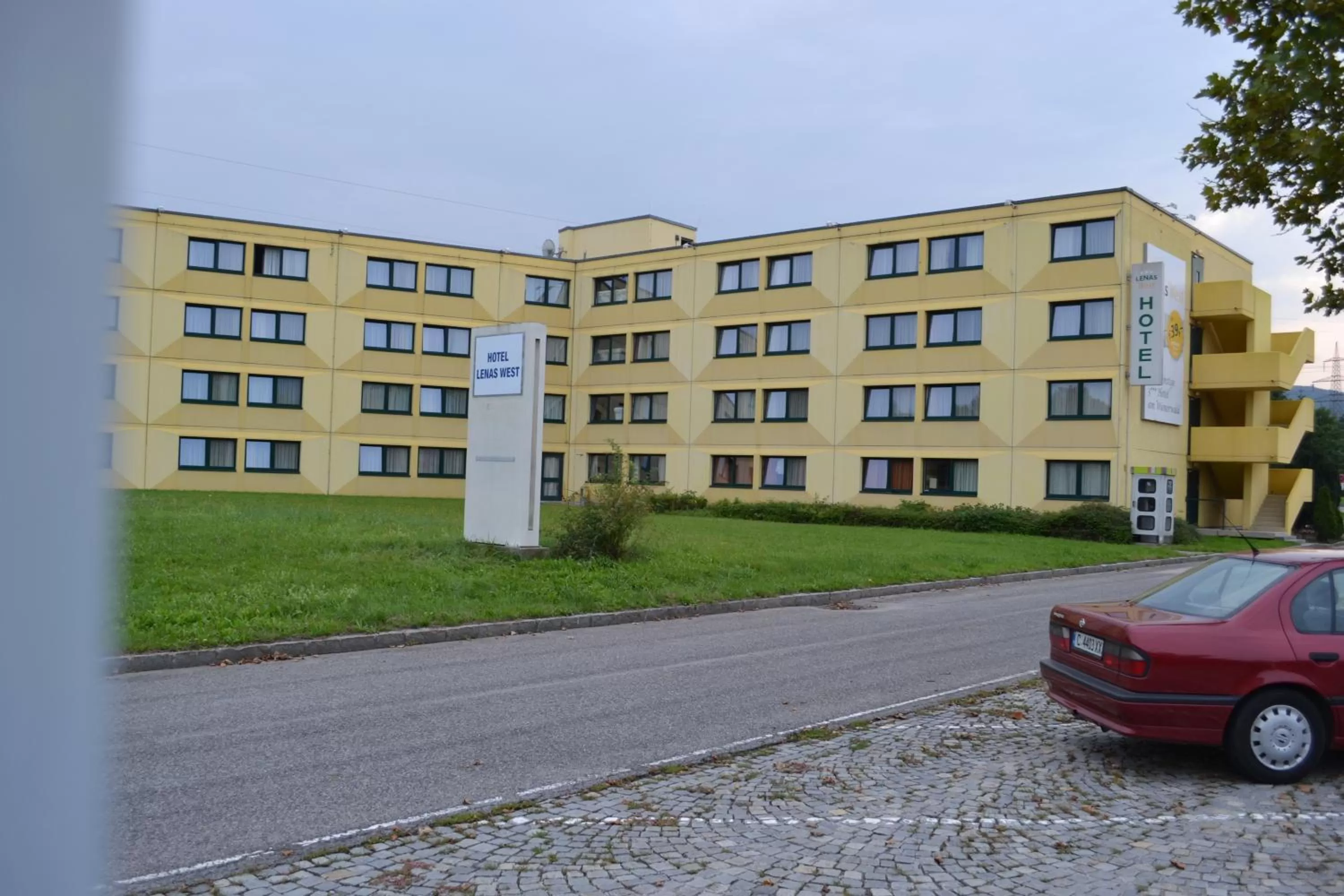 Facade/entrance in Lenas West Hotel