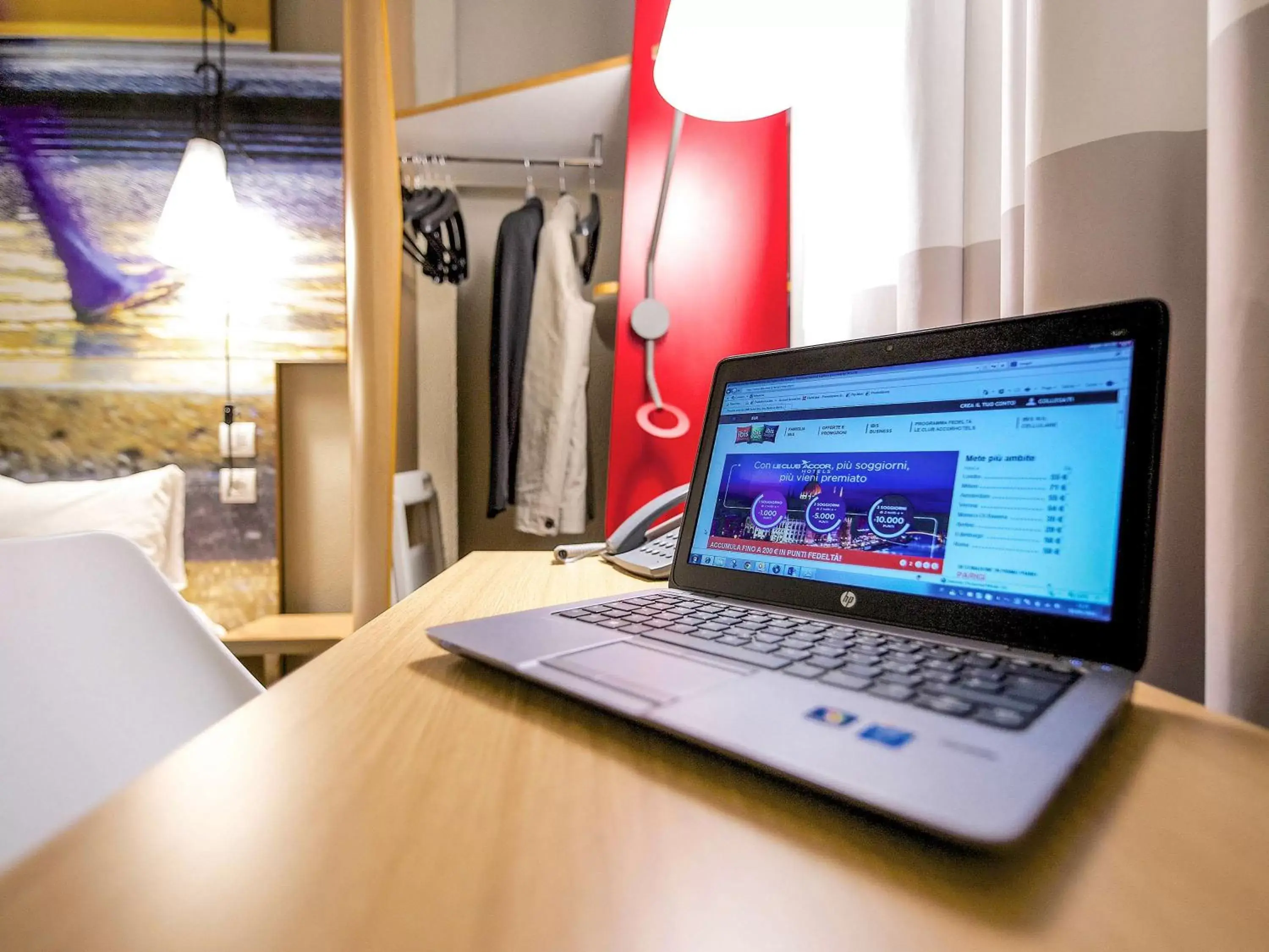 Photo of the whole room, TV/Entertainment Center in Ibis Milano Centro