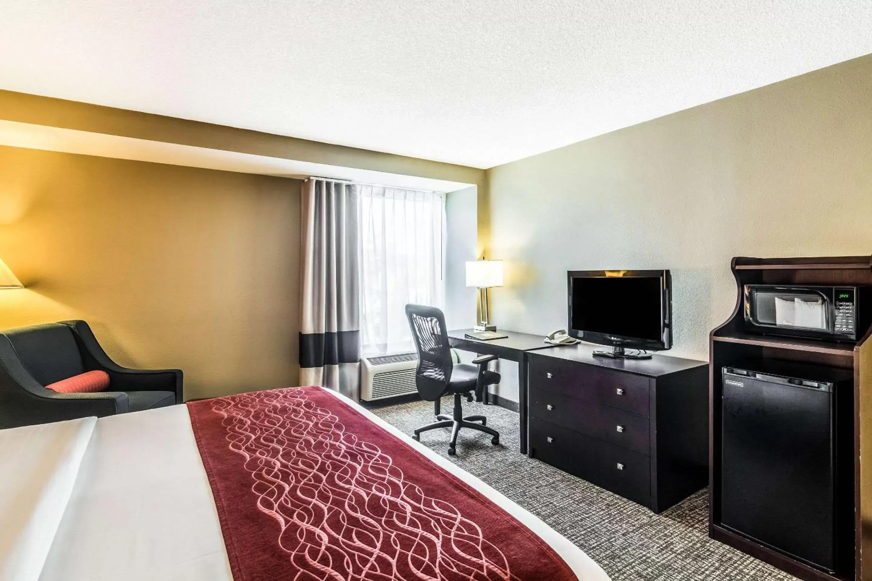 Photo of the whole room, TV/Entertainment Center in Comfort Inn Convention Center-Chicago O’hare Airport