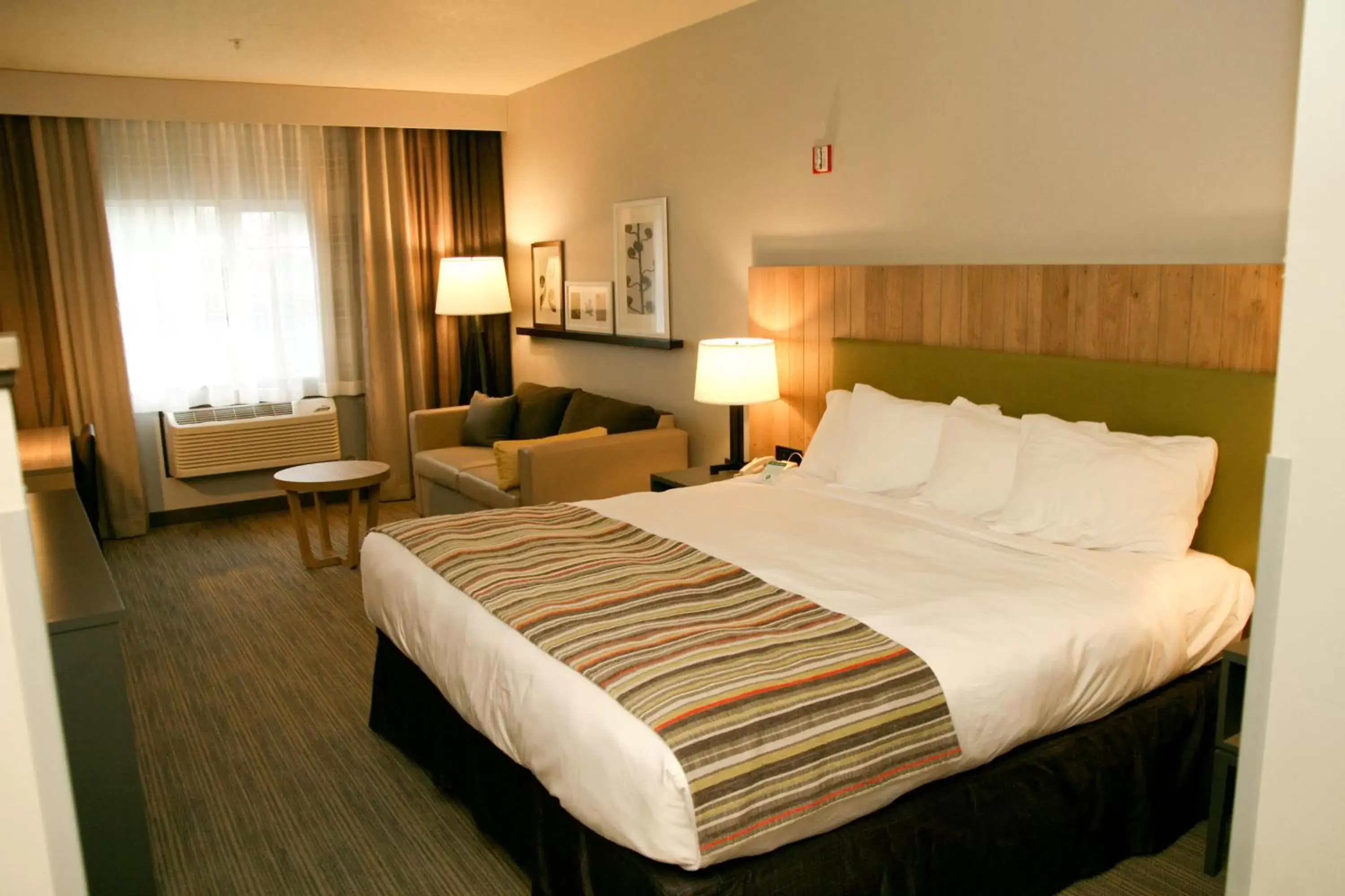 Bed in Country Inn & Suites by Radisson, Prineville, OR