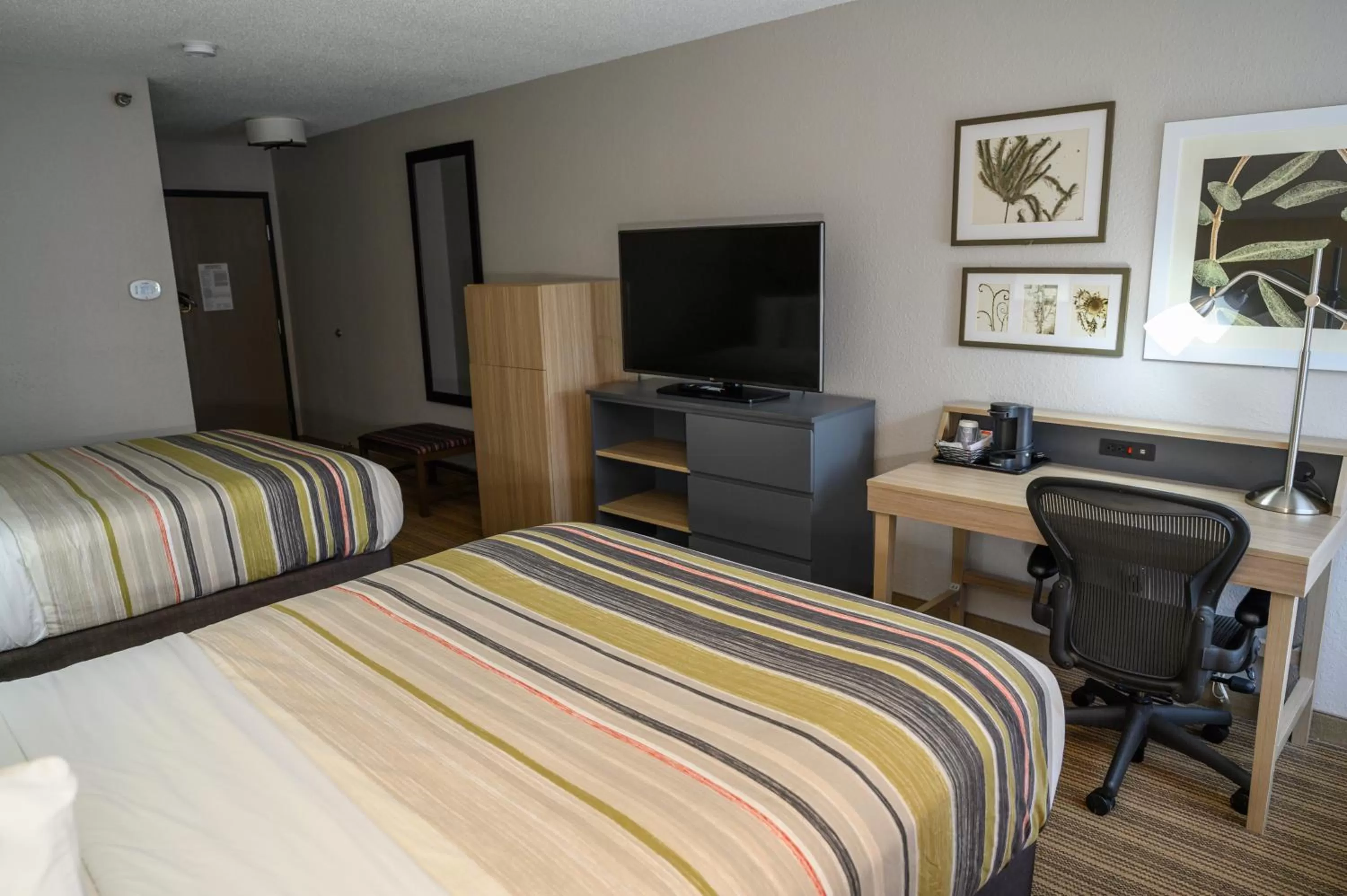 TV and multimedia, Bed in Country Inn & Suites by Radisson, Greenfield, IN