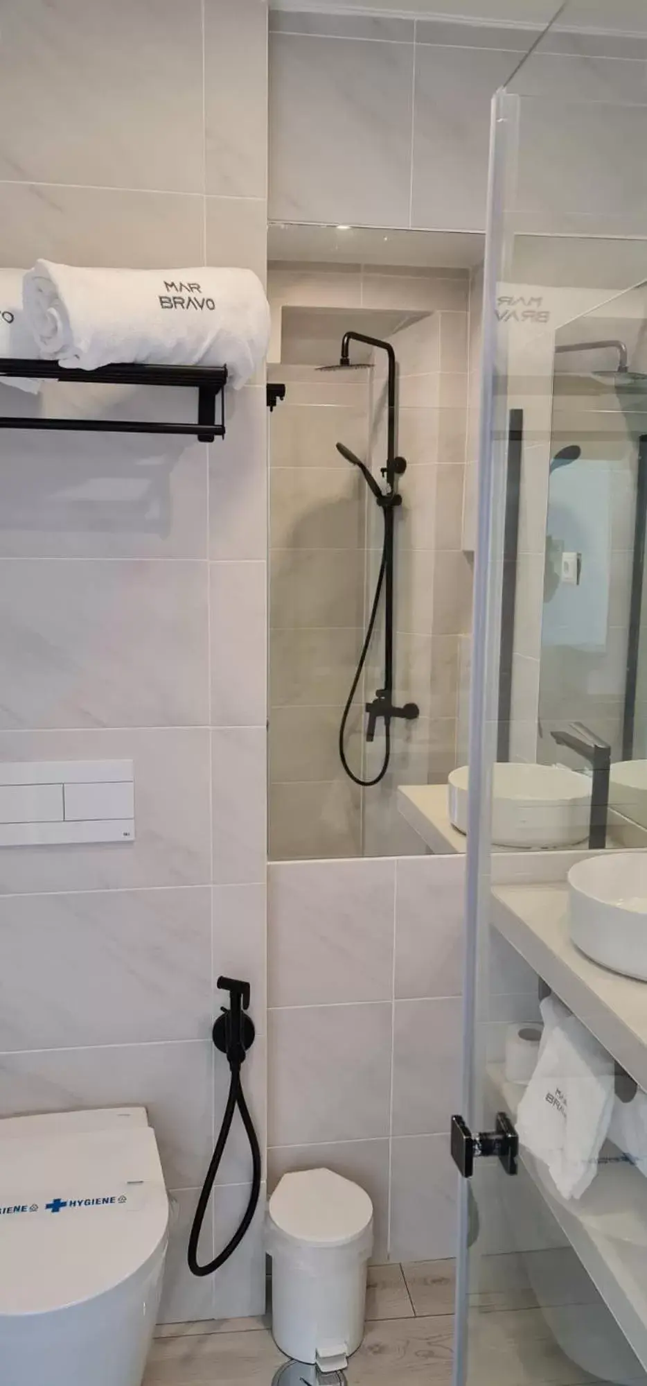 Shower, Bathroom in Hotel Mar Bravo