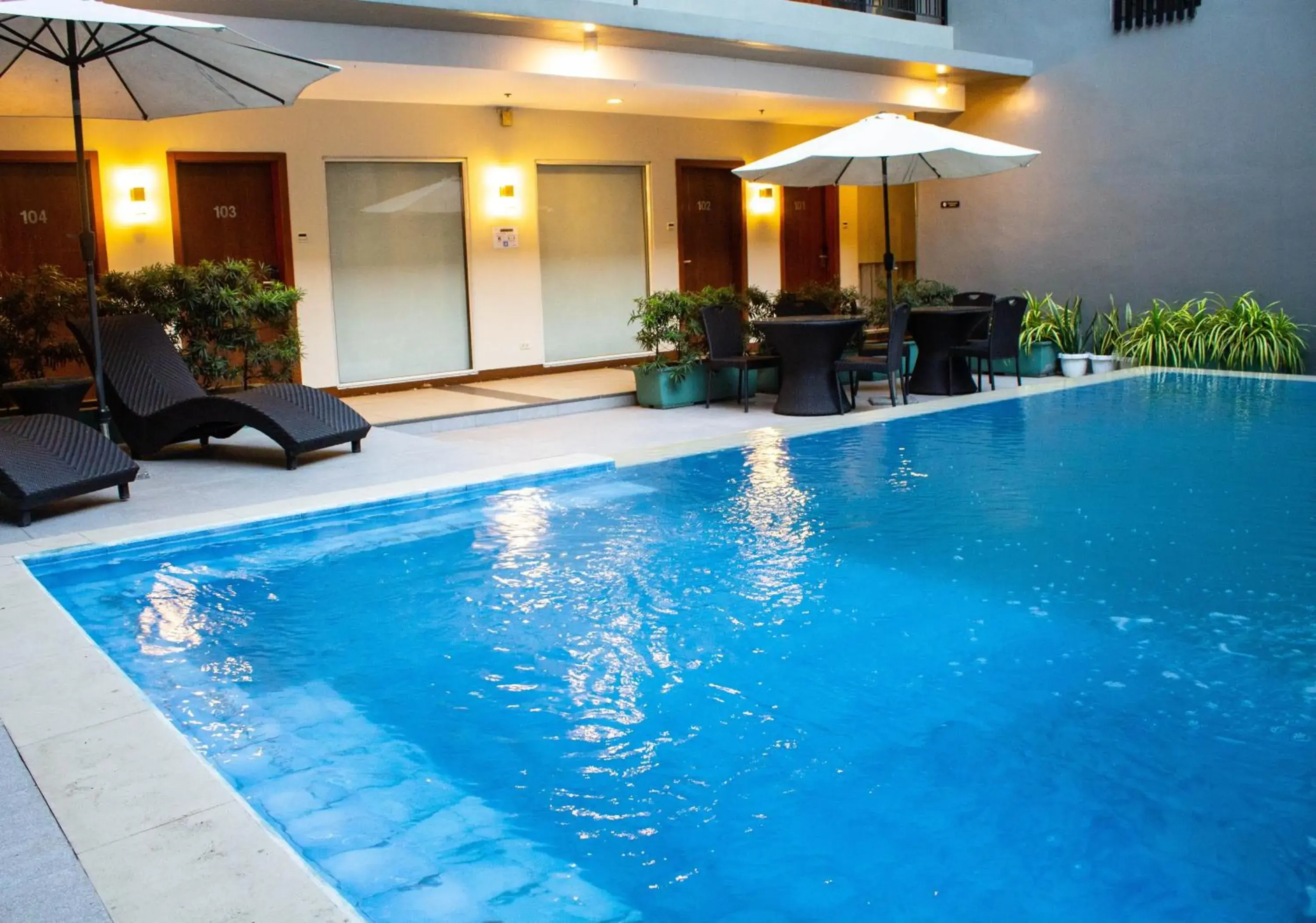 Swimming Pool in 88 Courtyard Hotel