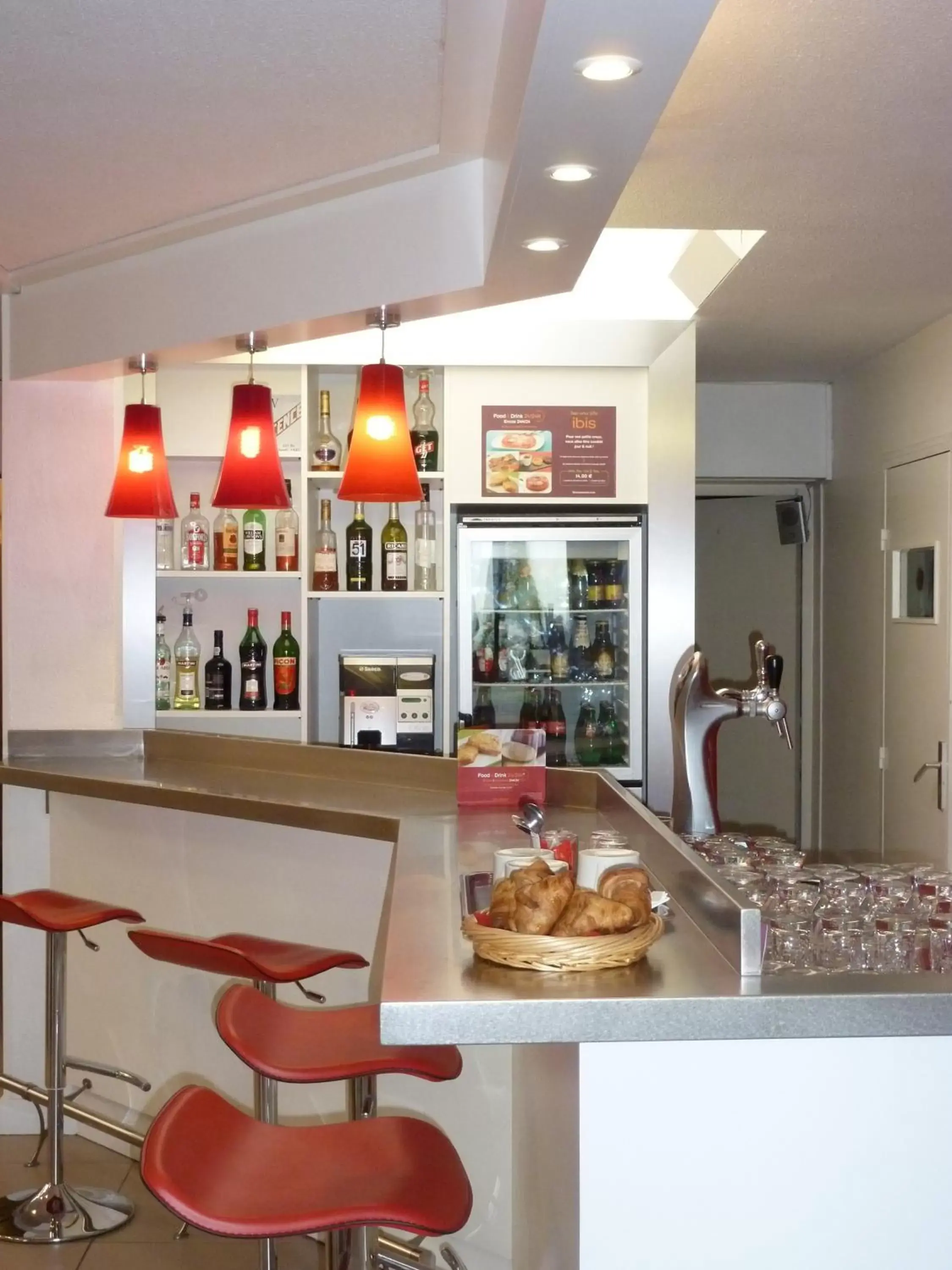 Lounge or bar in ibis Lyon Est Beynost