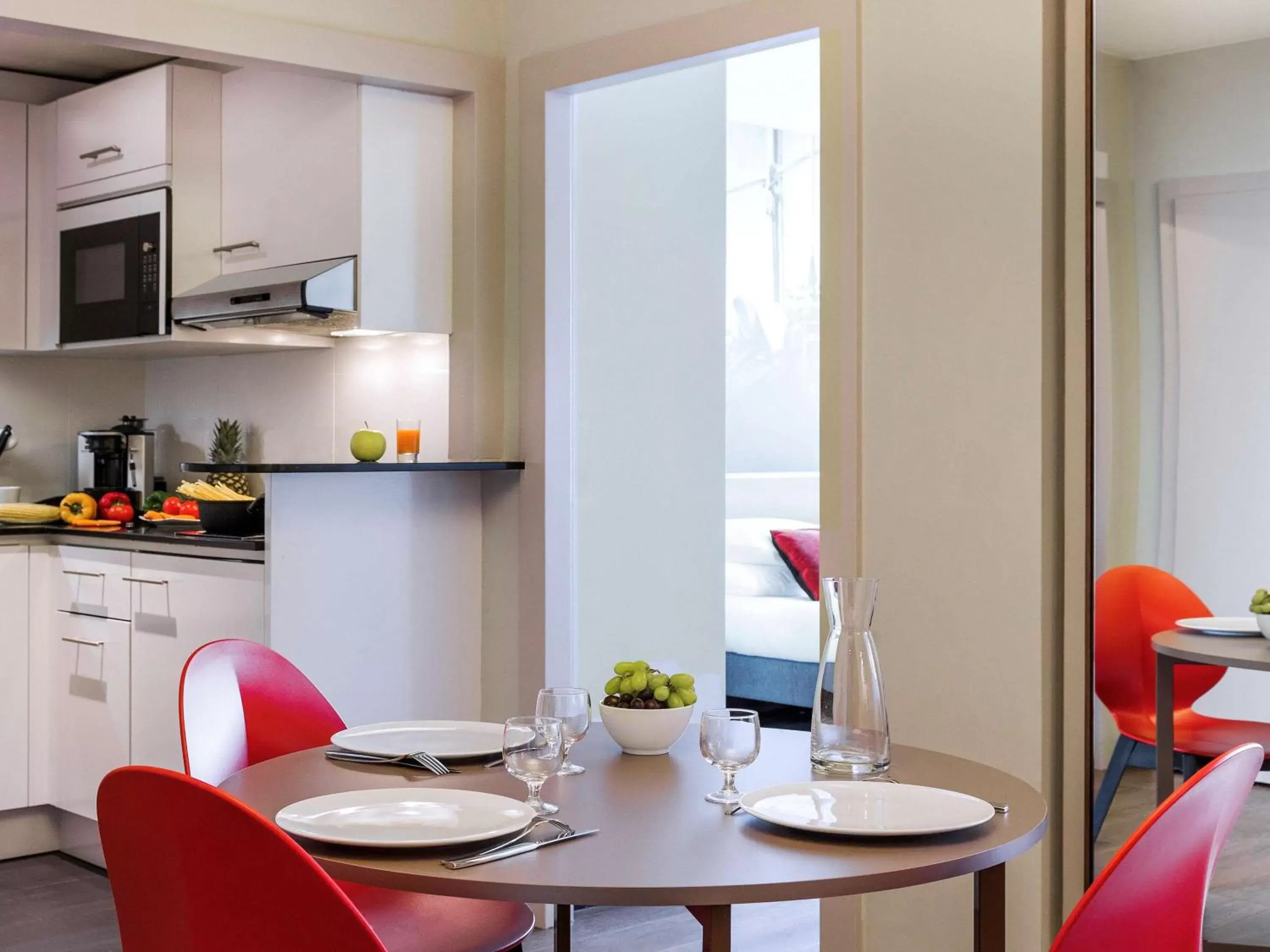 Photo of the whole room, Dining Area in Aparthotel Adagio Genève Mont-Blanc