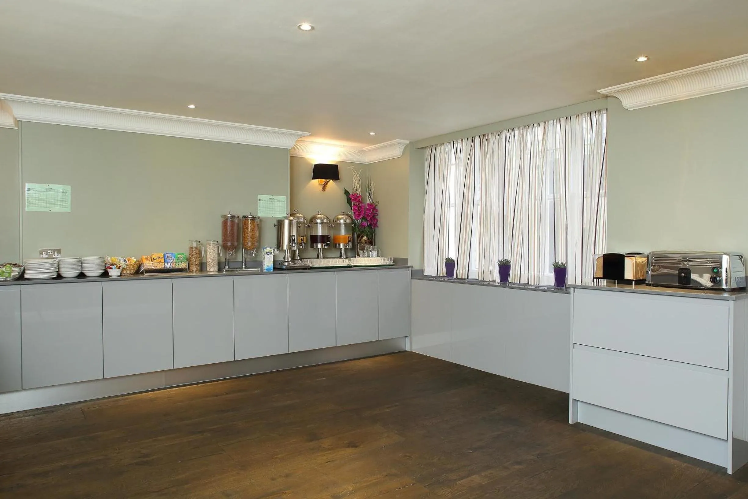 Continental breakfast in Phoenix Hotel