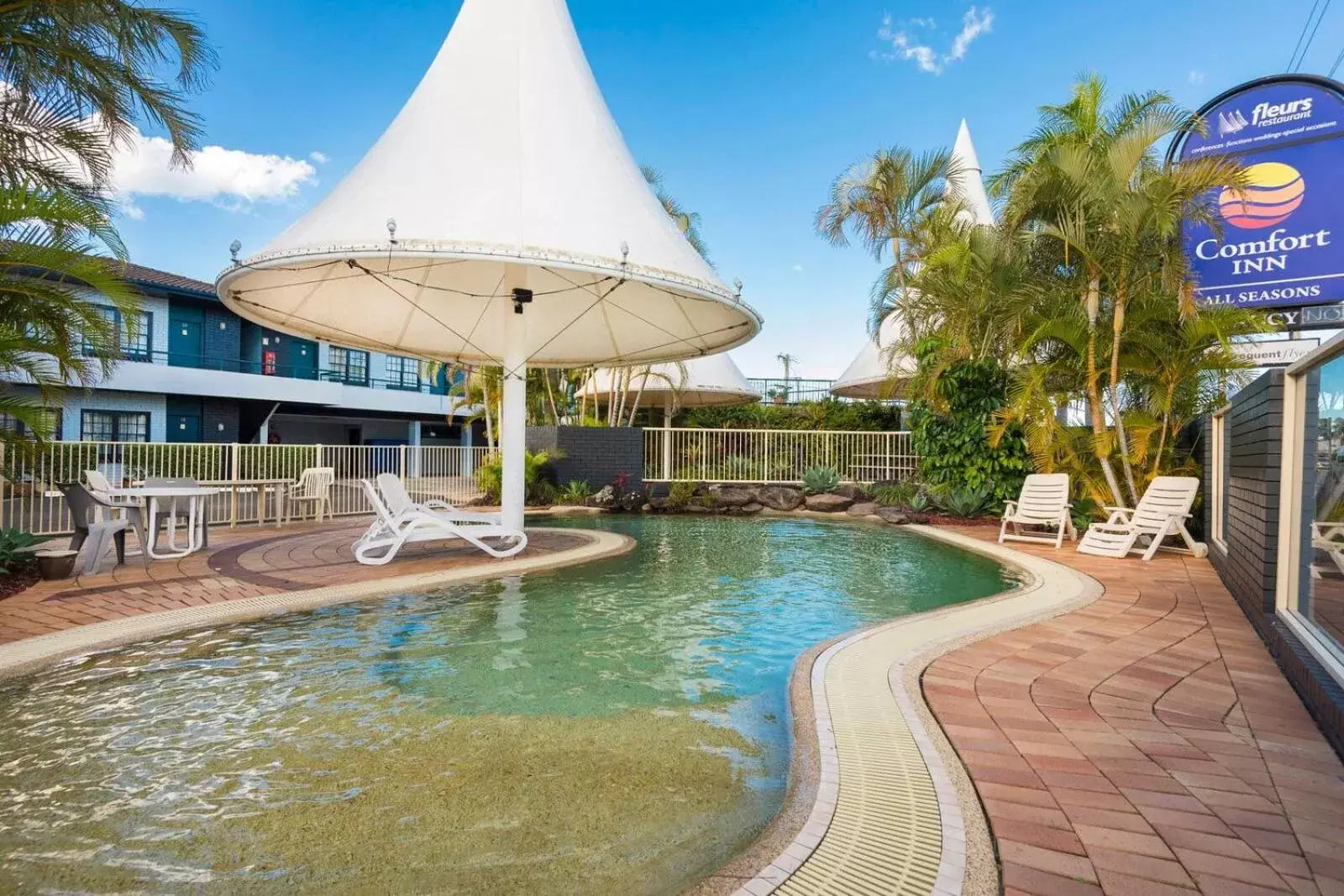 Pool view, Swimming Pool in Comfort Inn All Seasons