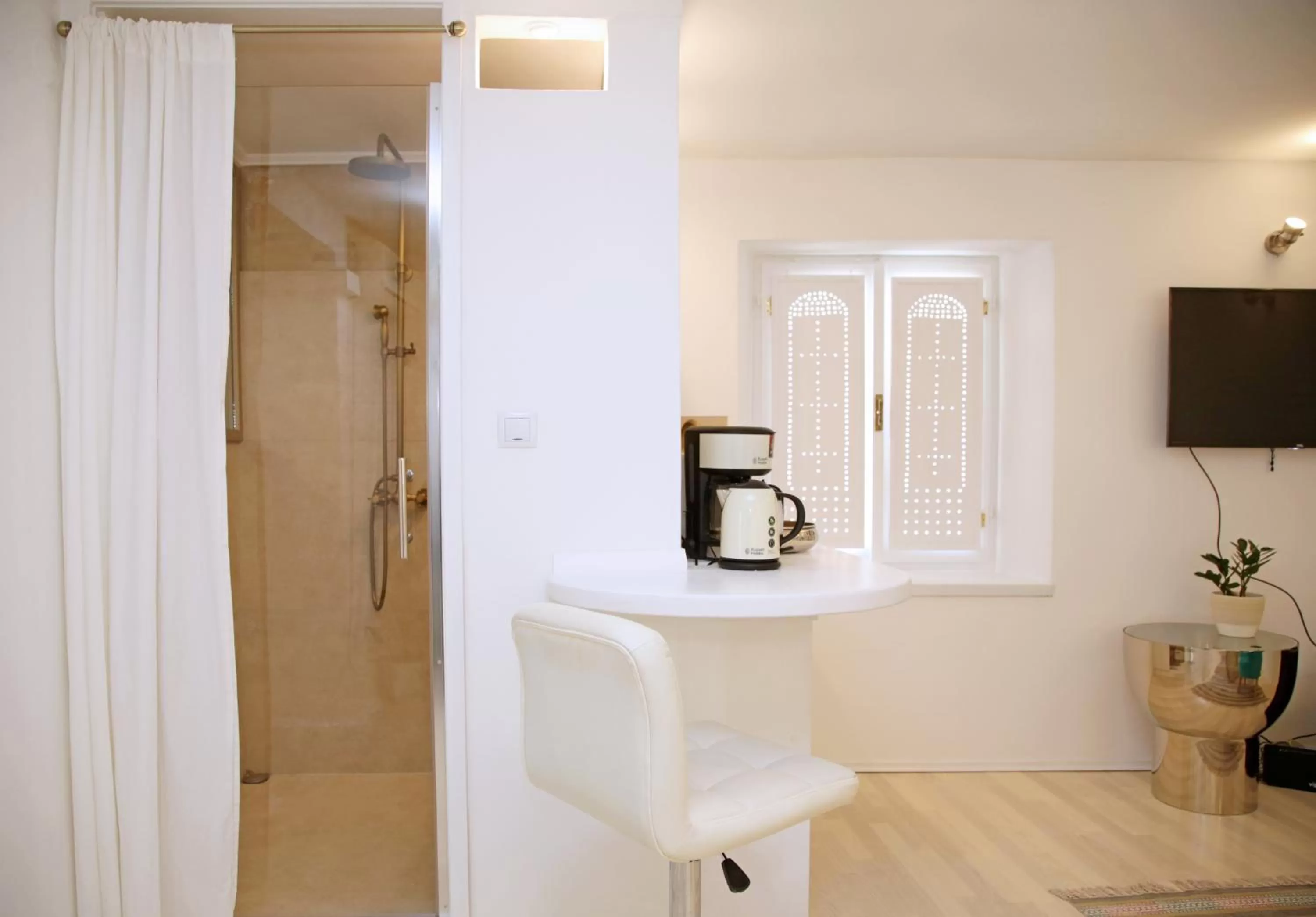 Communal lounge/ TV room, Bathroom in Swan City Apartment & Room