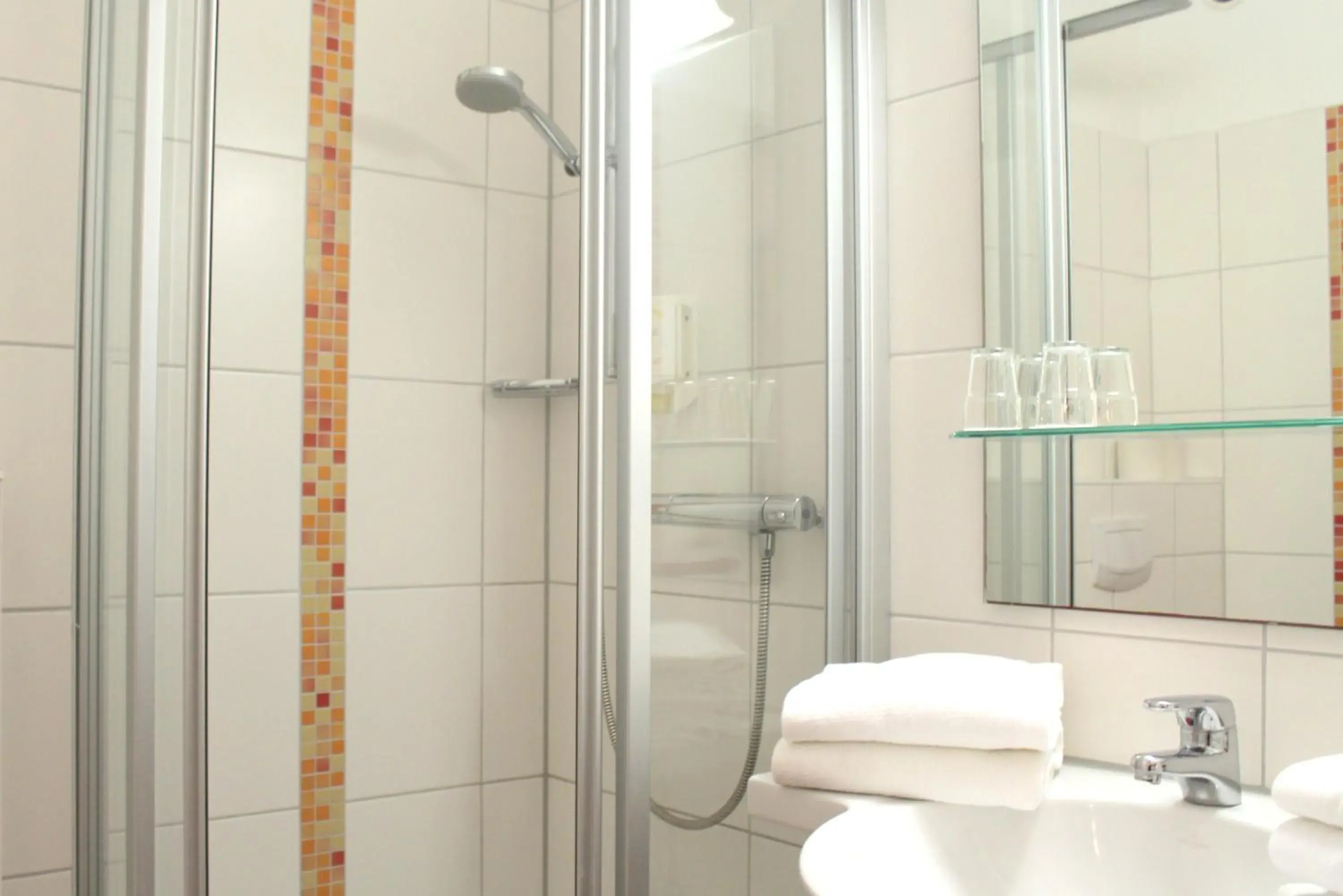 Shower, Bathroom in City-Hotel Kurfürst Balduin
