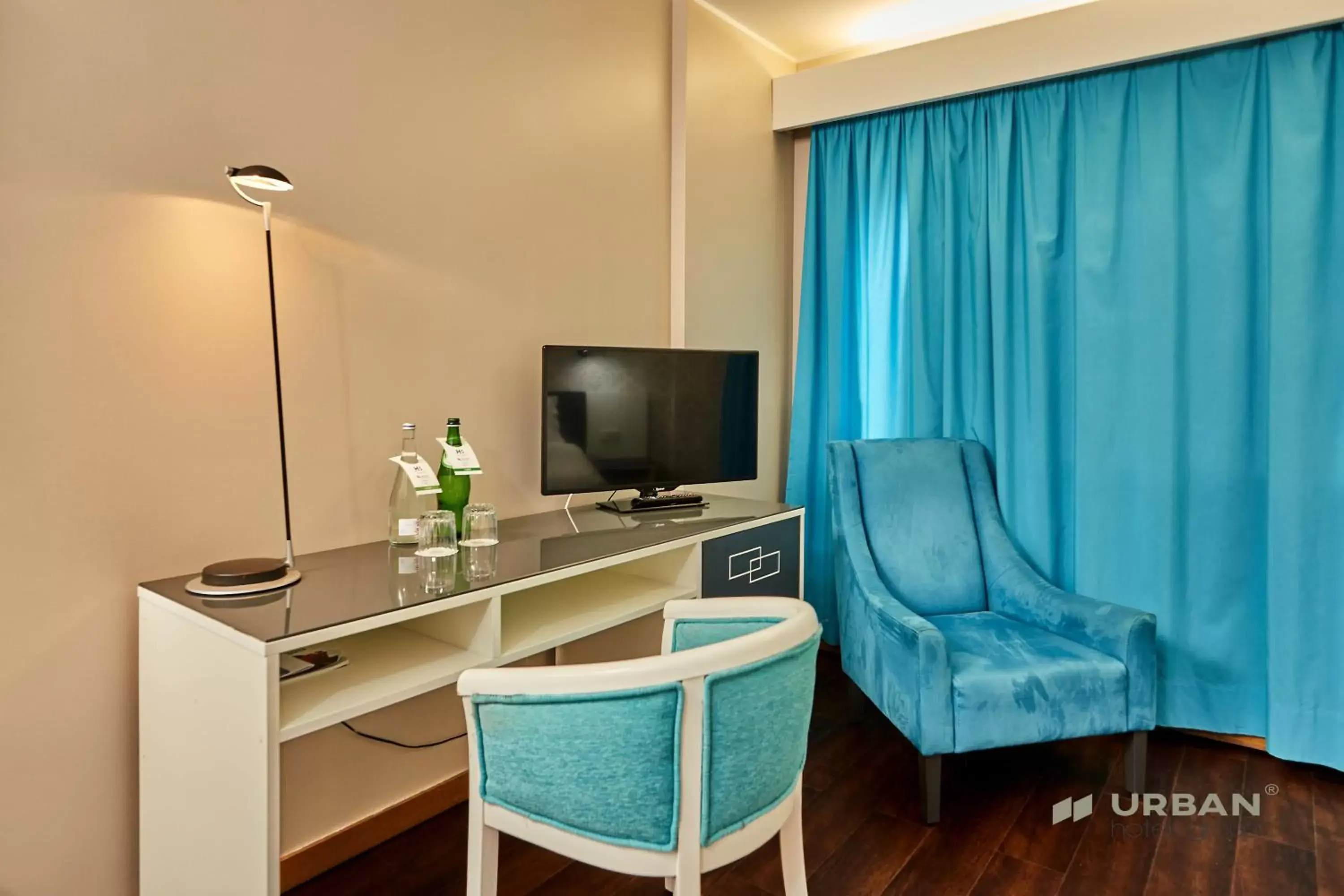 Seating area, TV/Entertainment Center in Urban Hotel Amadeos