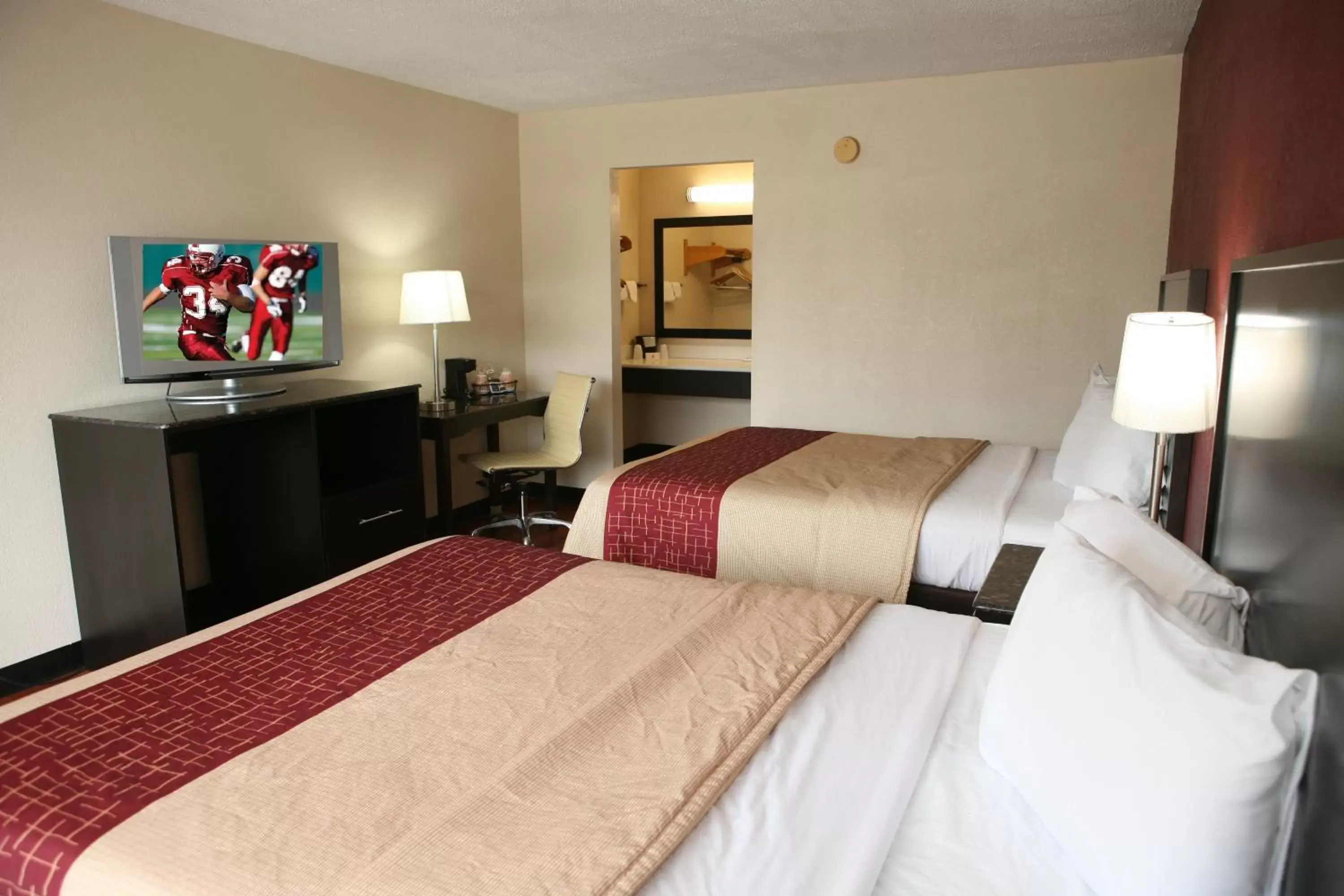 Bedroom, Bed in Red Roof Inn & Suites Cave City