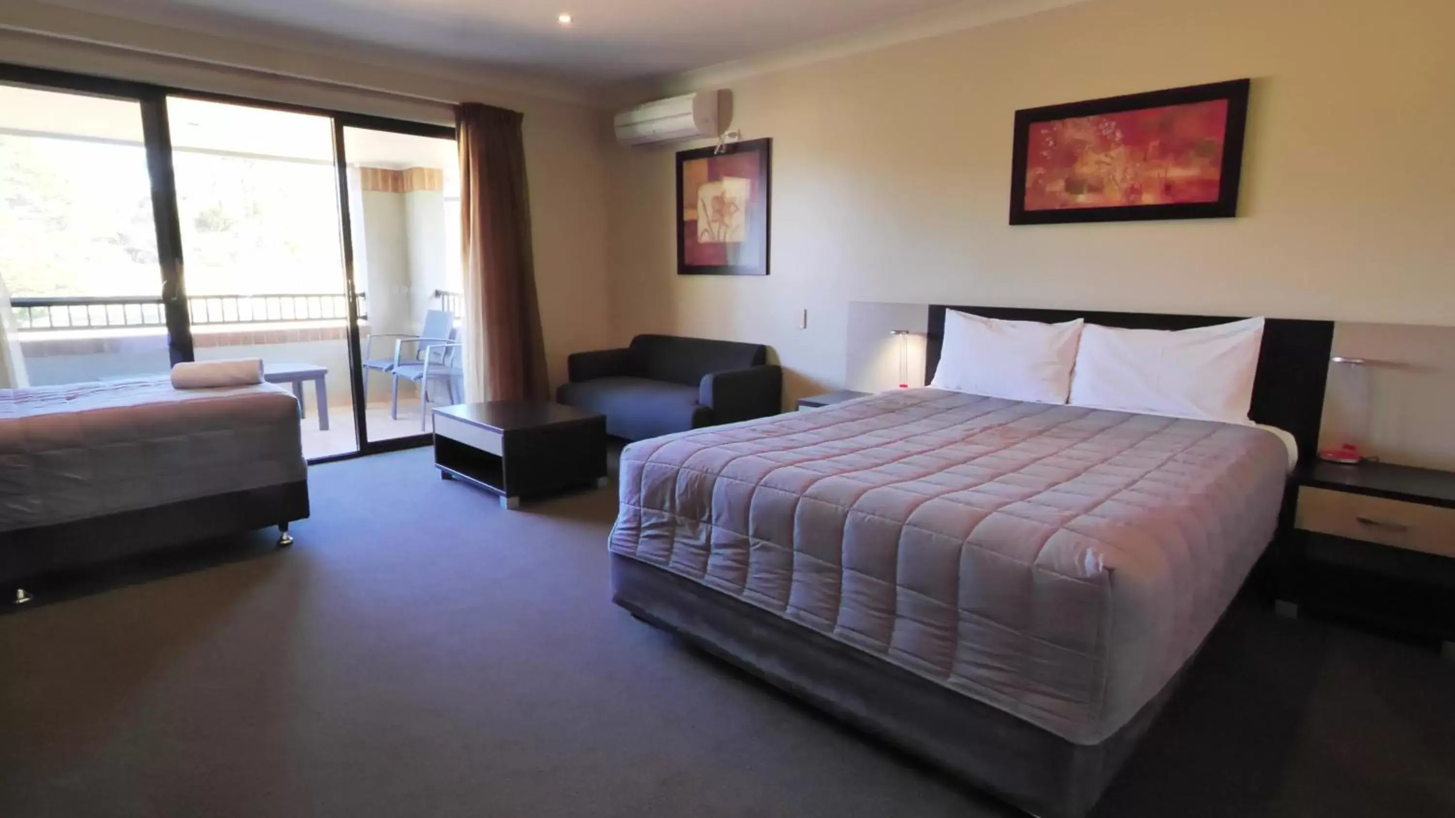 Bedroom, Bed in Cootamundra Heritage Motel & Apartments