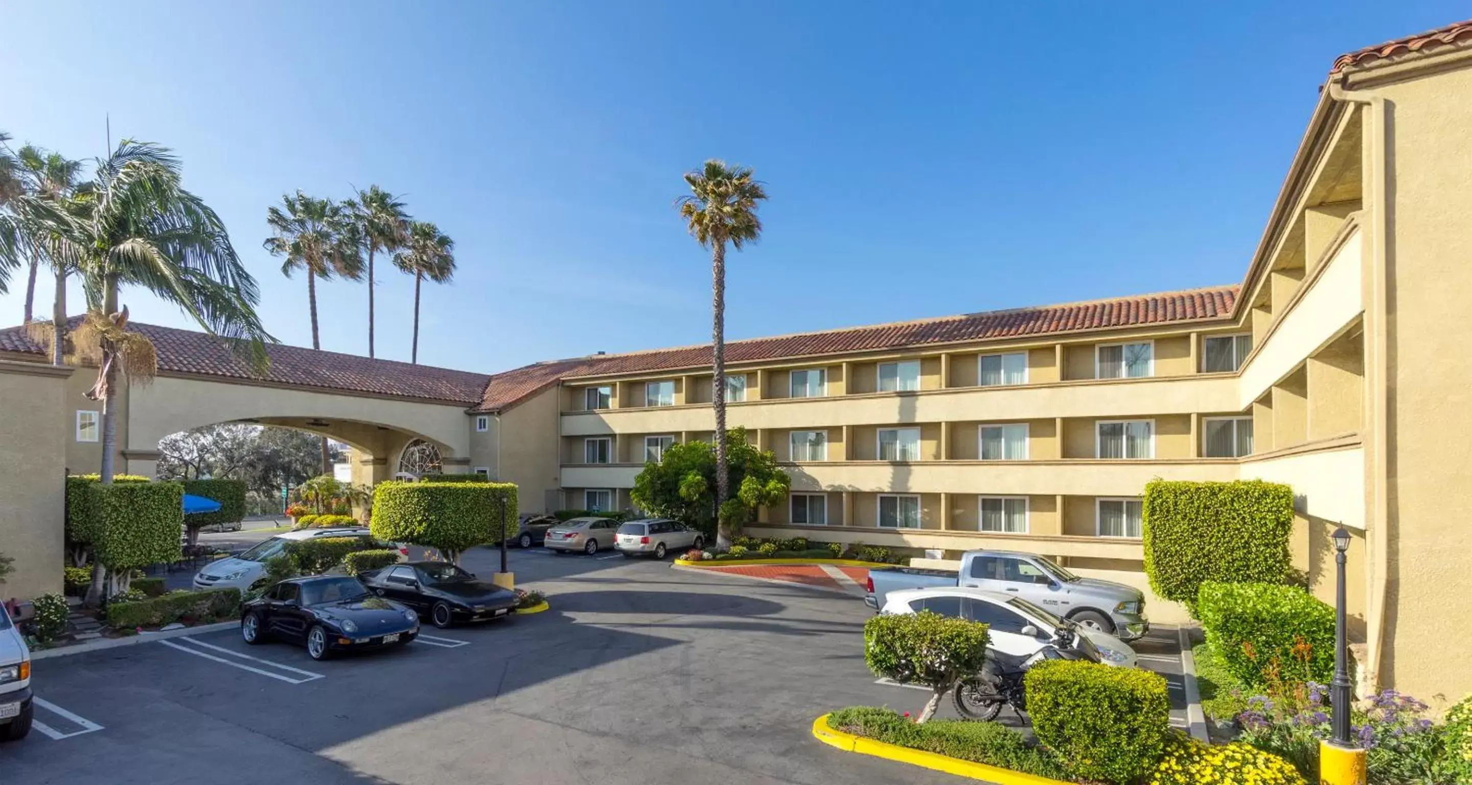 Property building in Best Western Plus Newport Mesa Inn Property building in Best Western Plus Newport Mesa Inn