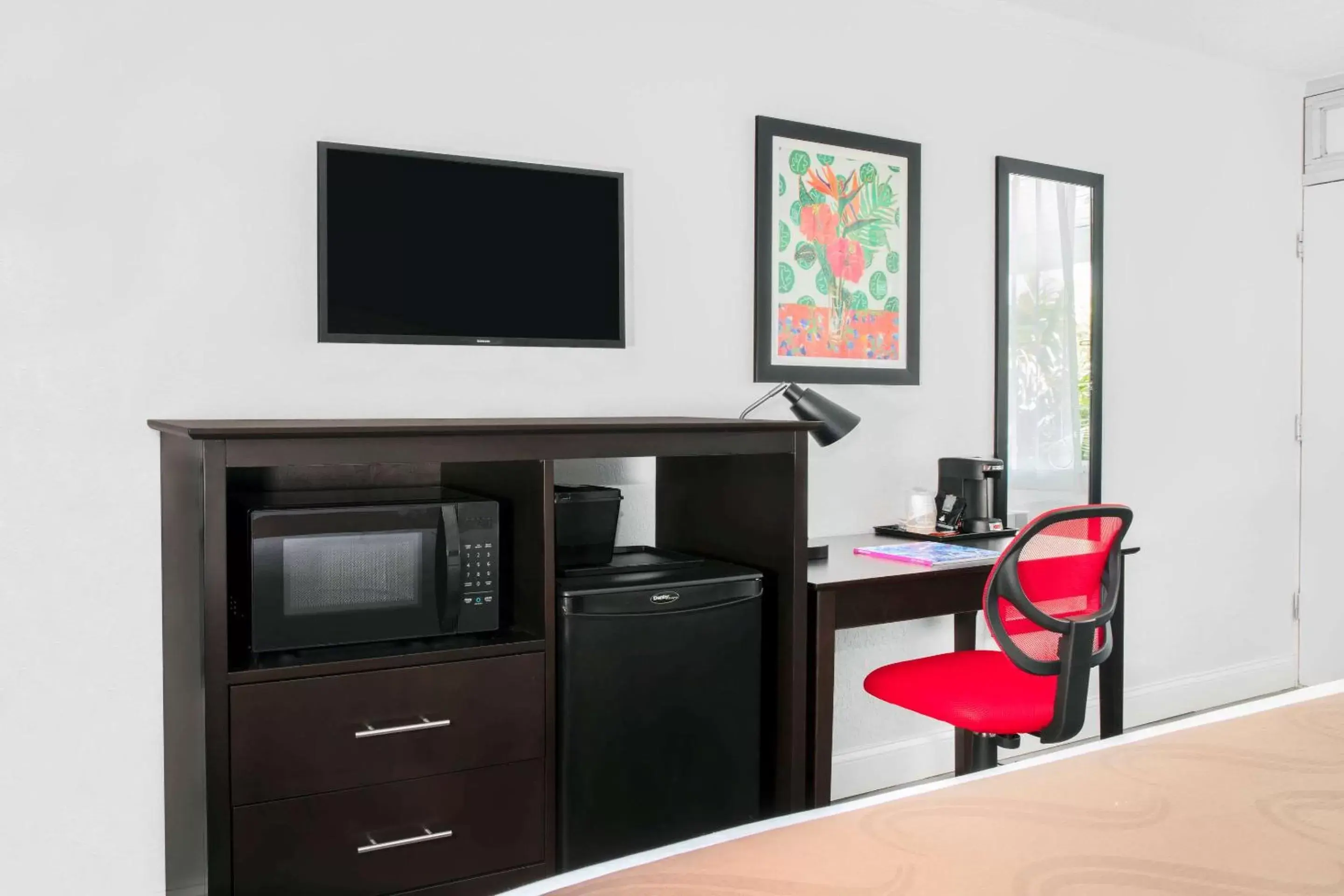 Photo of the whole room, TV/Entertainment Center in Quality Inn Miami South