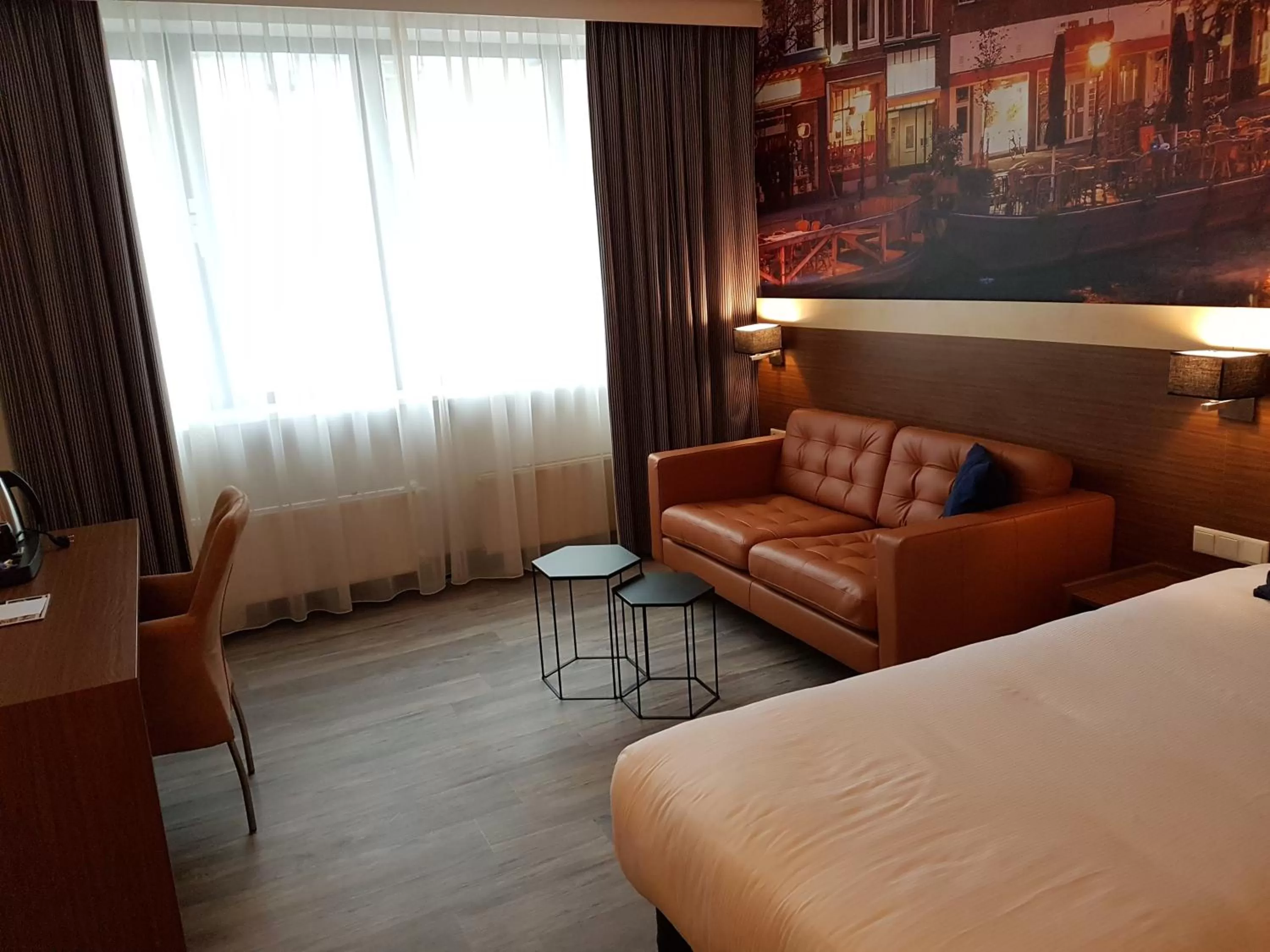 Seating area, Bed in Tulip Inn Leiden Centre