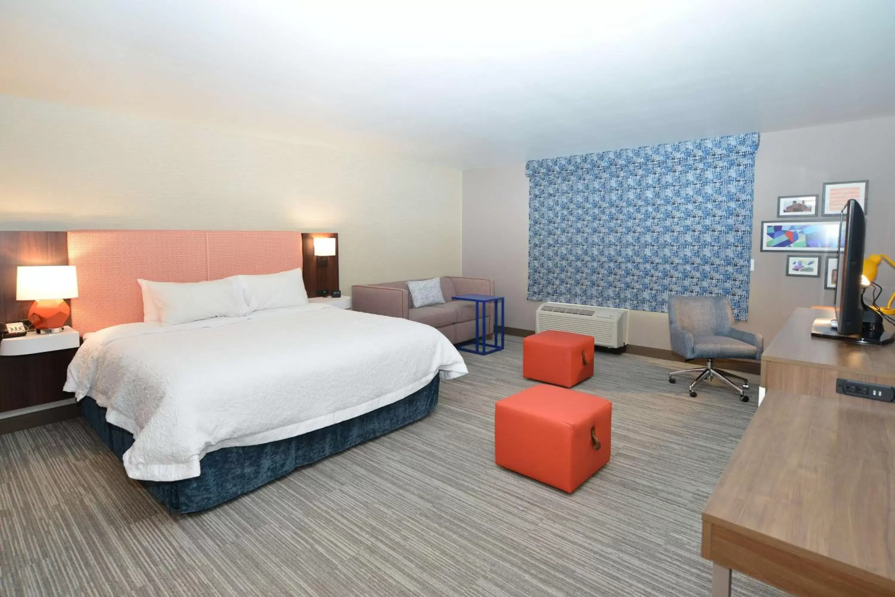Bedroom in Hampton Inn & Suites Menomonie-UW Stout
