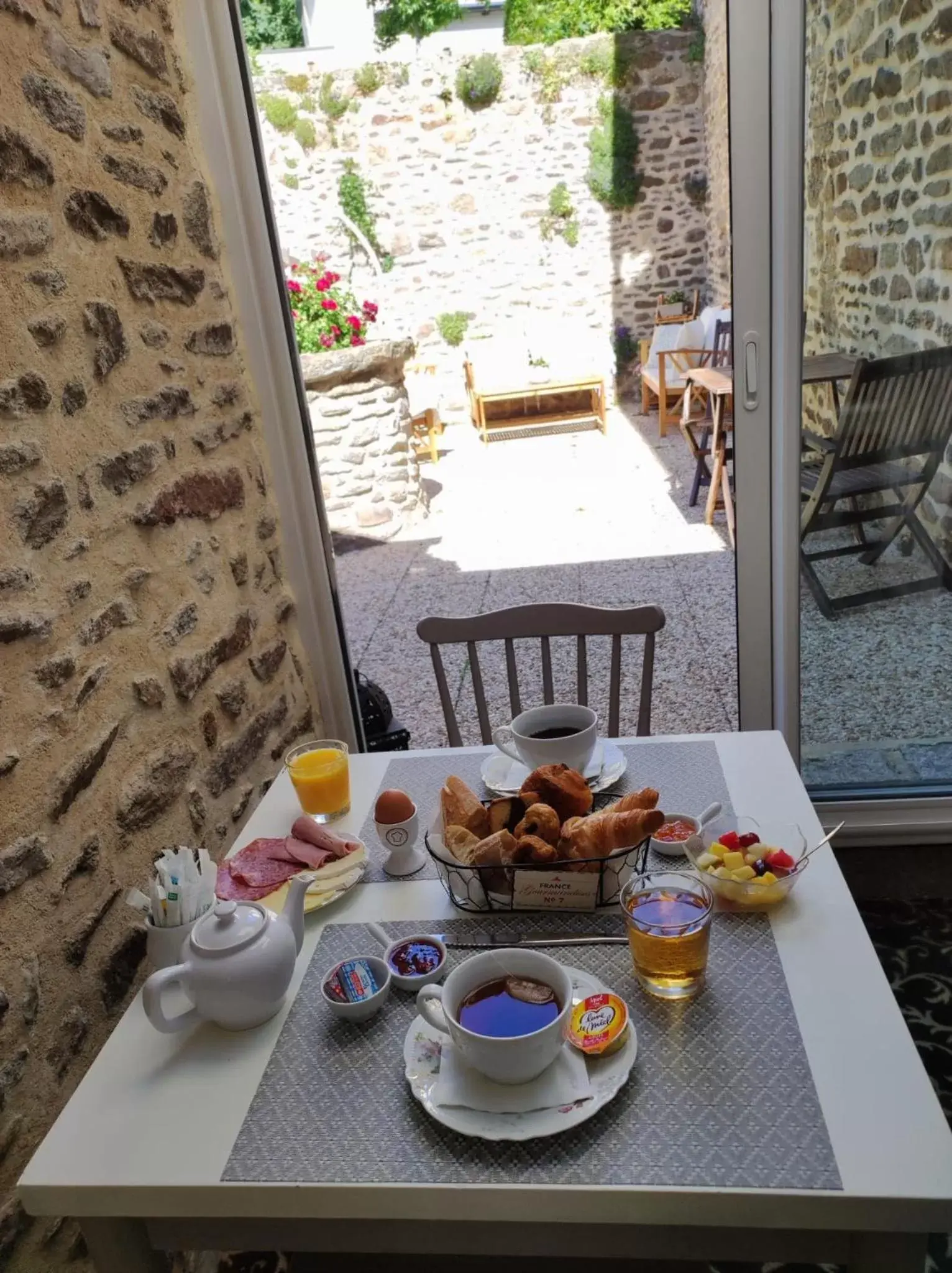 Breakfast in Hotel De La Porte Saint-Malo