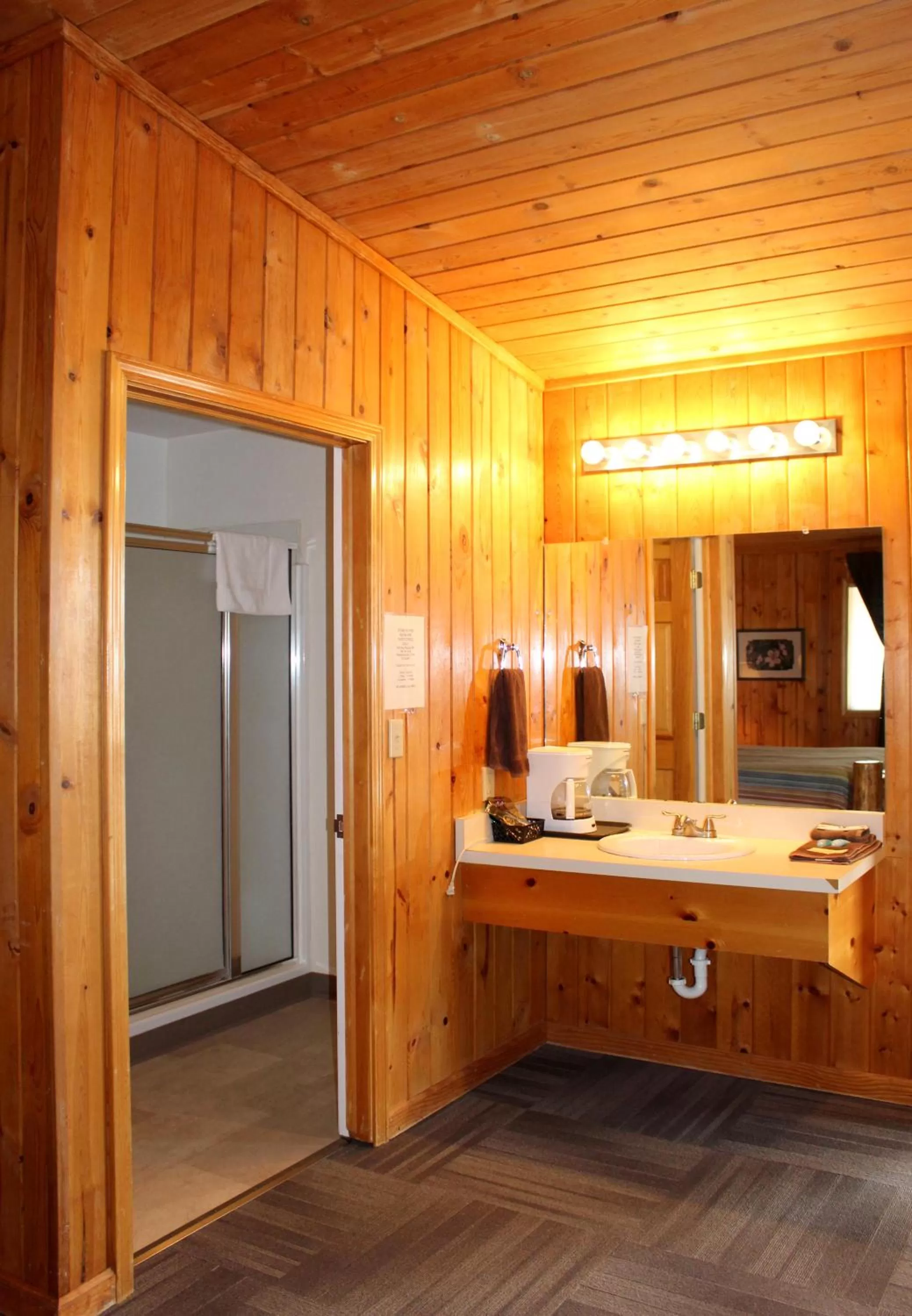 Shower, Bathroom in Boulder Inn