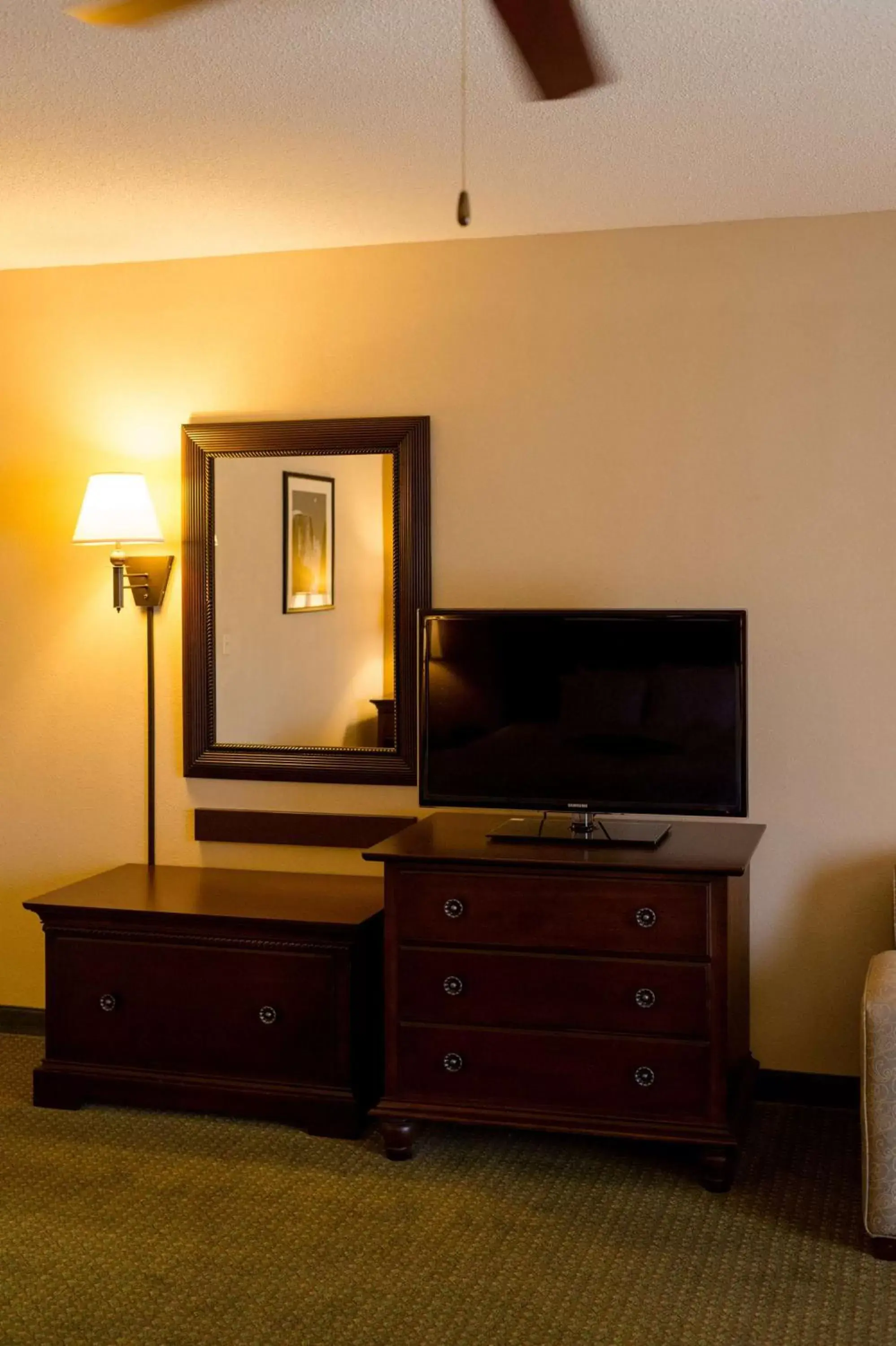 Living room, TV/Entertainment Center in Hampton Inn Oxford-West