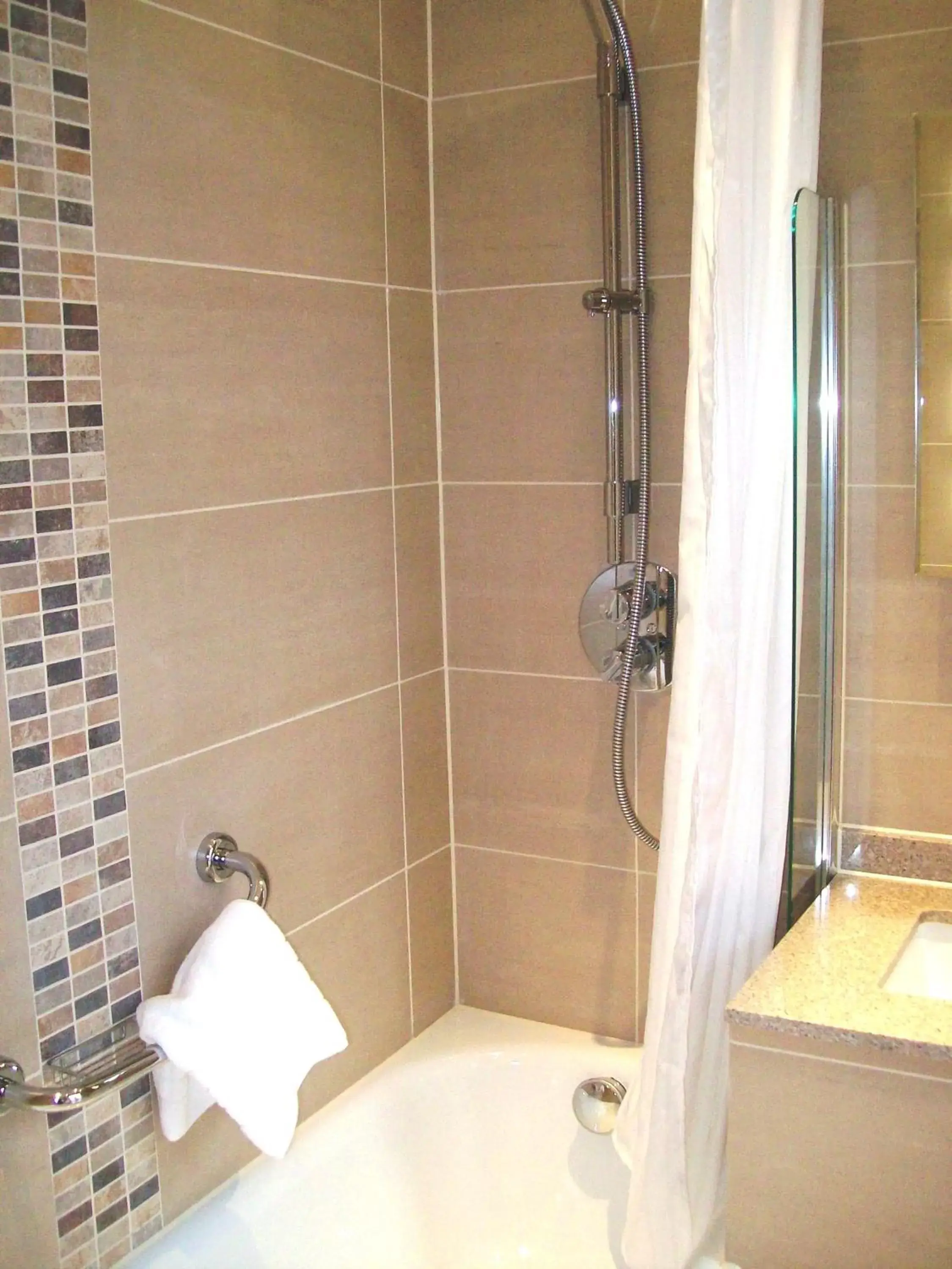 Bathroom in Mercure London Bloomsbury Hotel