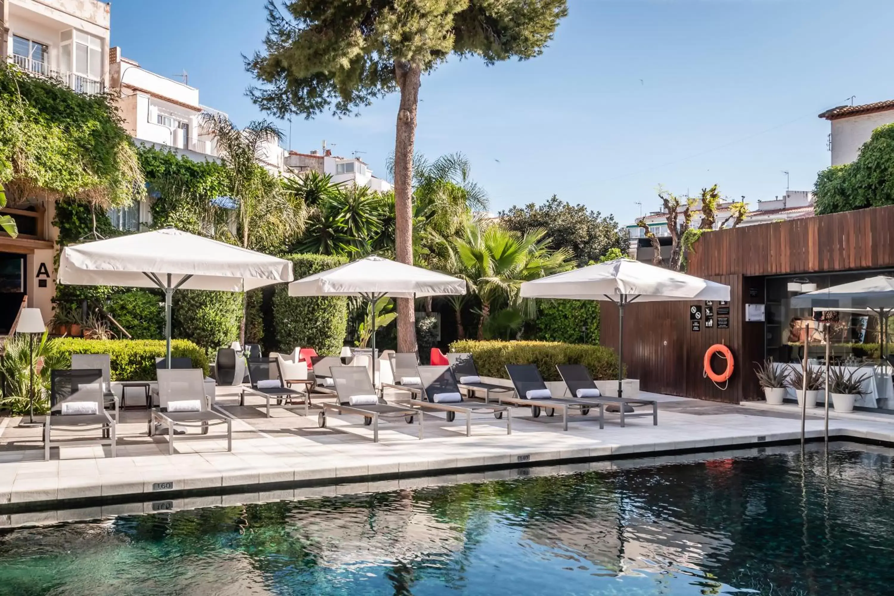 Swimming Pool in Hotel Medium Sitges Park