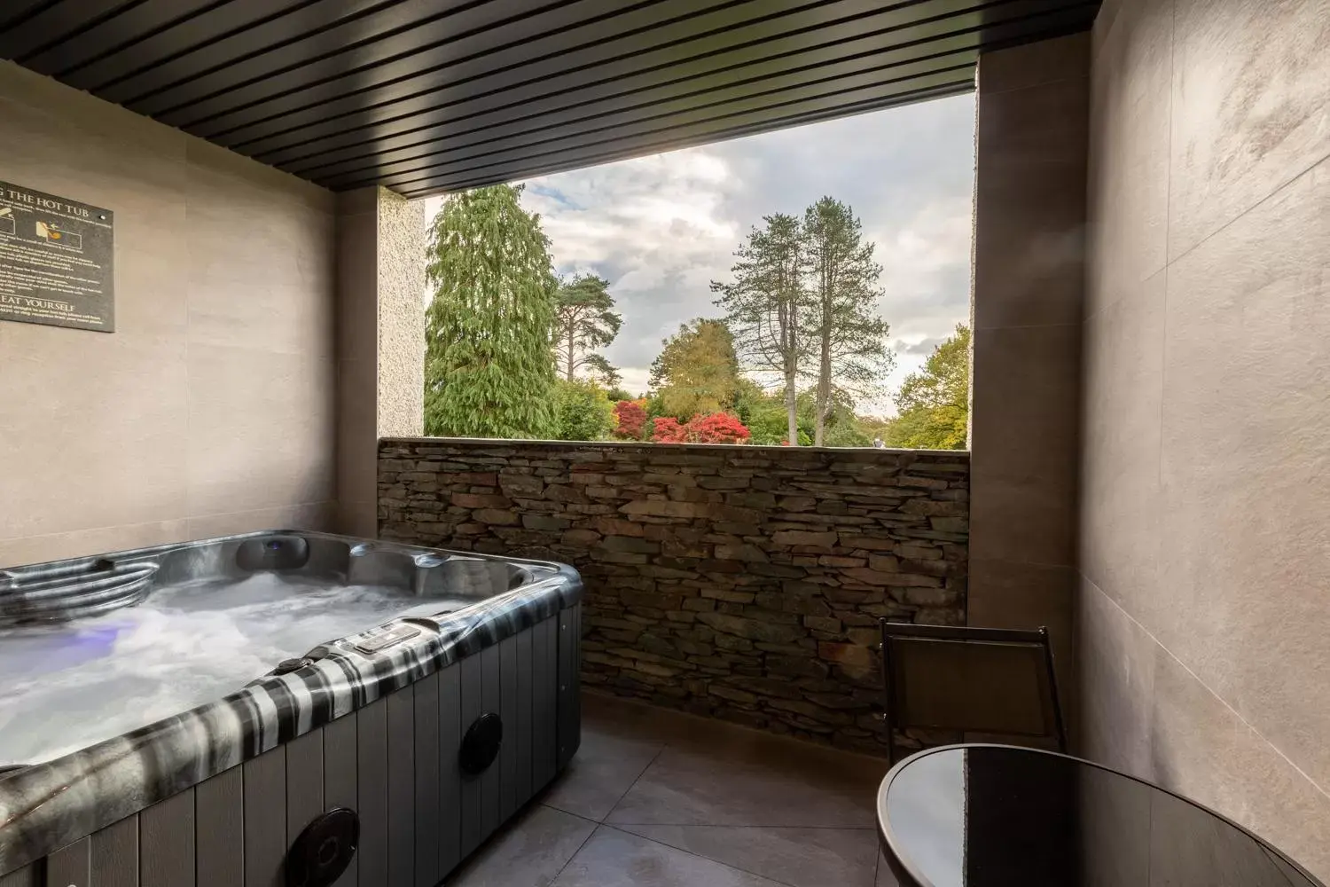 Exterior Suite with Hot Tub Sleeps 4 in Lakes Hotel & Spa