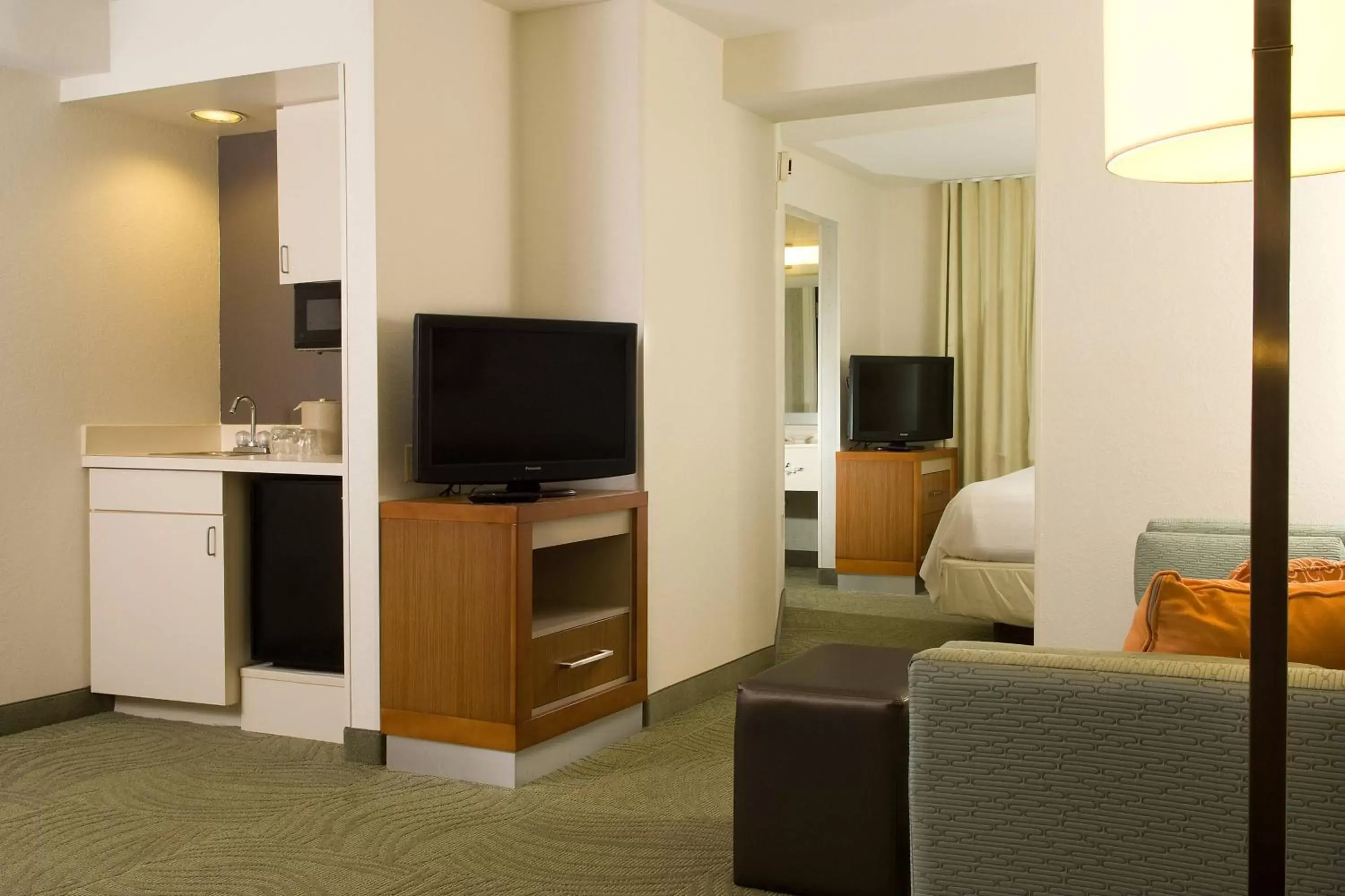 Living room, TV/Entertainment Center in SpringHill Suites by Marriott Orlando Convention Center