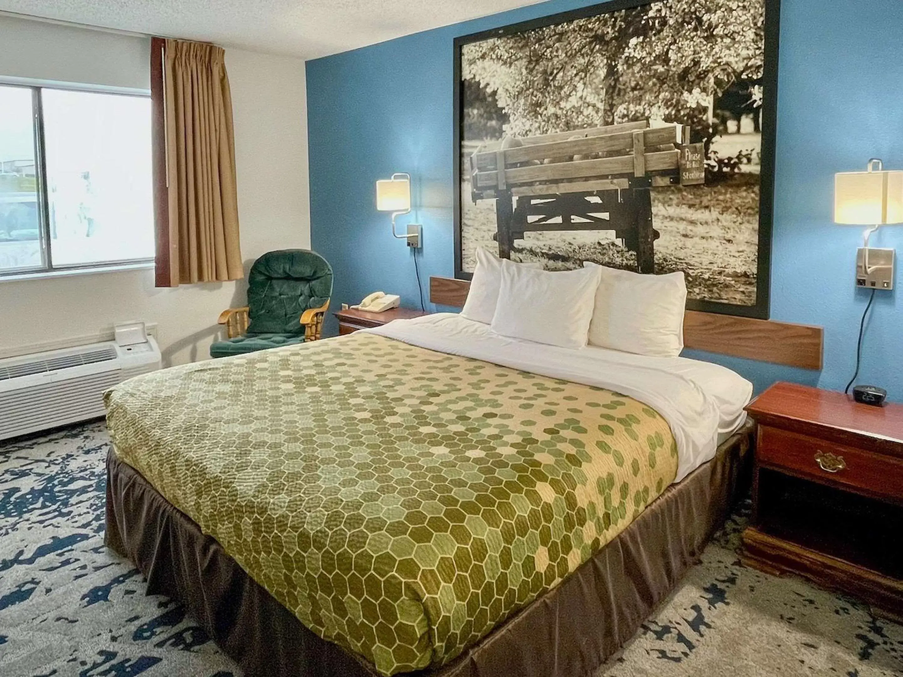 Photo of the whole room, Bed in Rodeway Inn near I-35 Lamoni