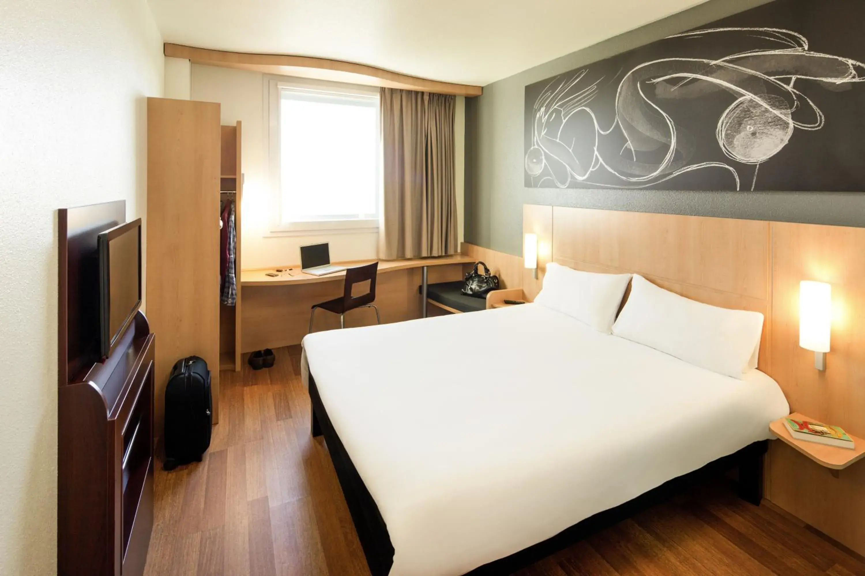 Photo of the whole room, Bed in Ibis Barcelona Meridiana