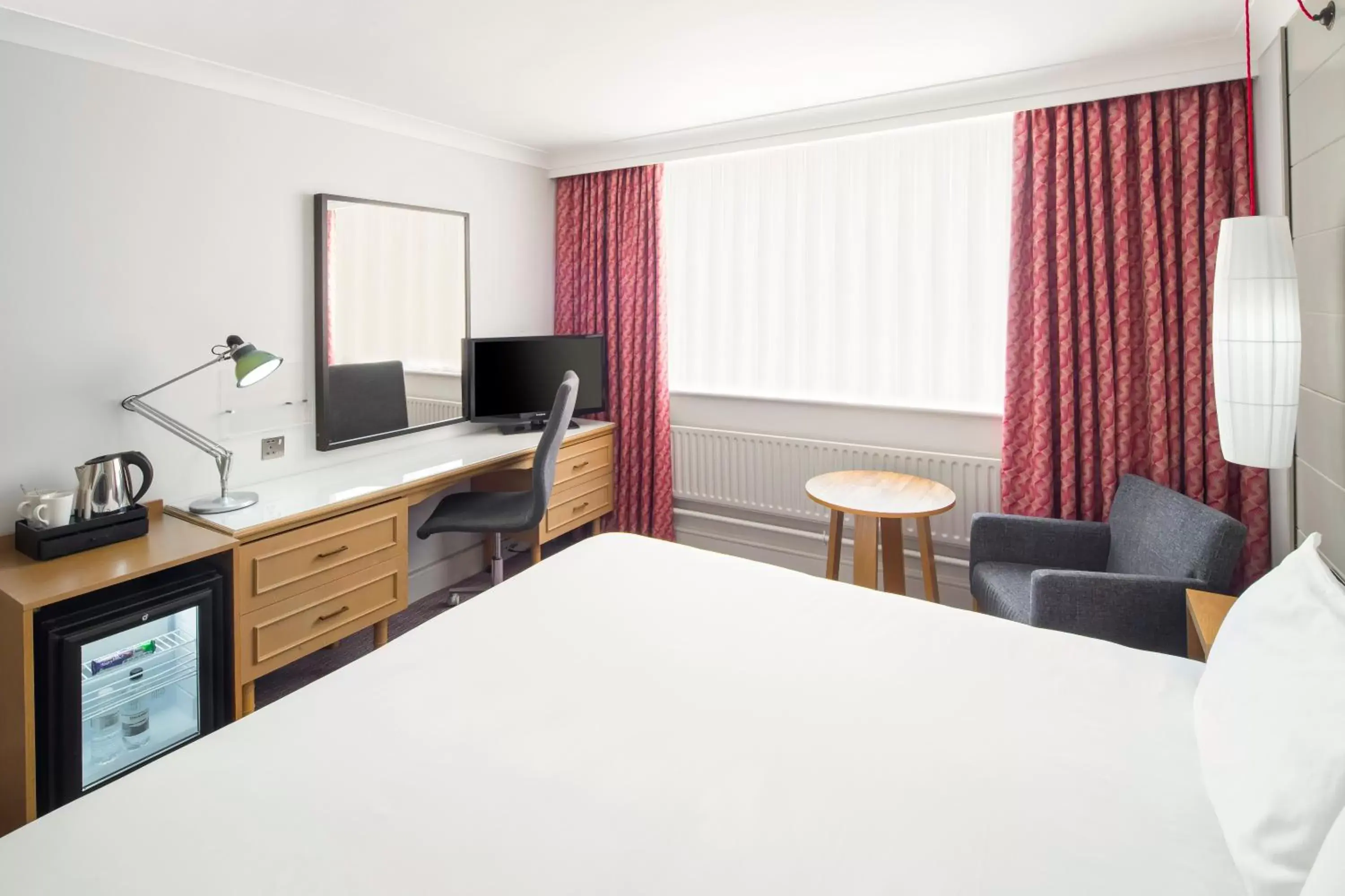 Bedroom, TV/Entertainment Center in Holiday Inn Peterborough West, an IHG Hotel