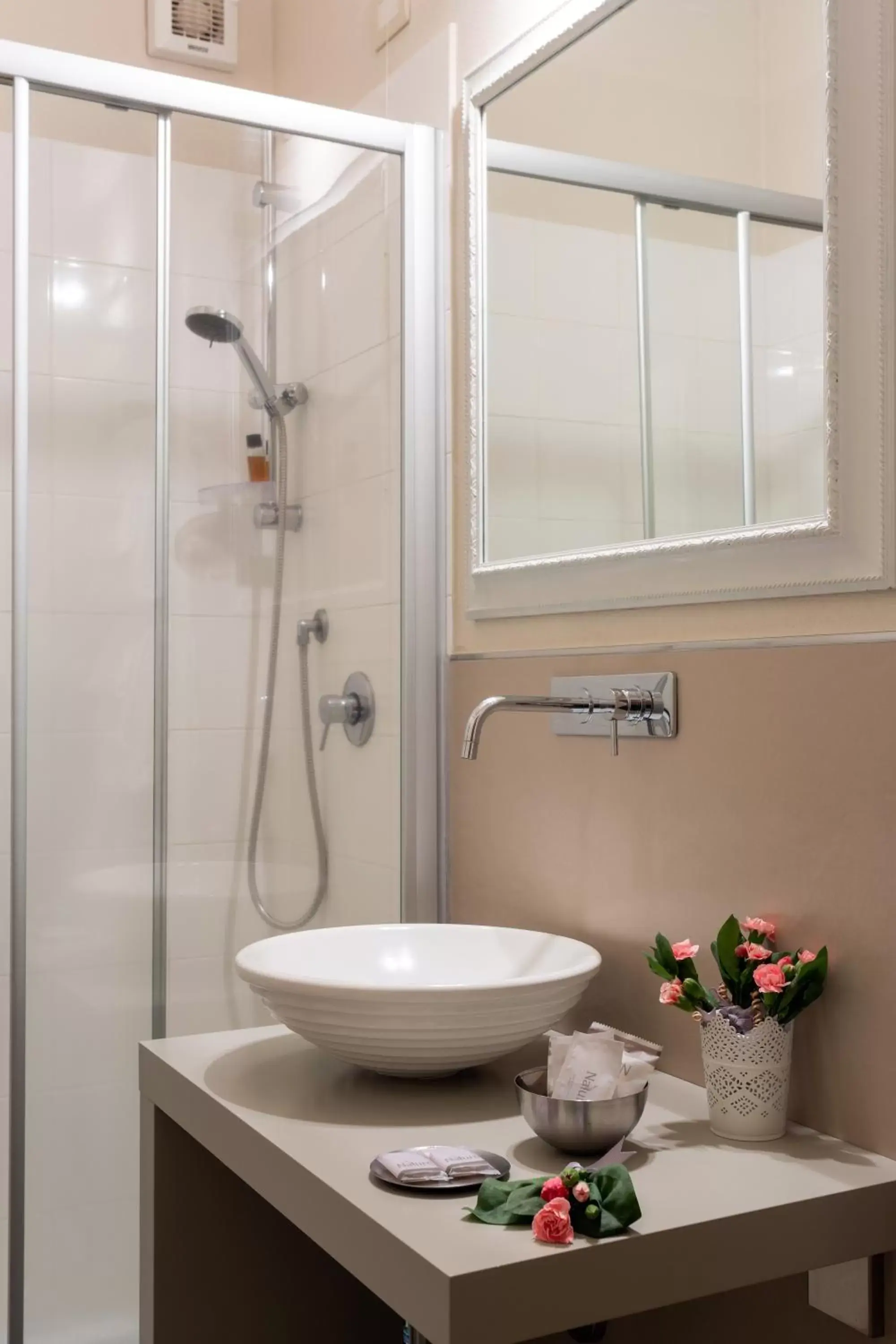 Shower, Bathroom in TORRE GIARDINO SEGRETO B&B- Borgo Capitano Collection - Albergo diffuso