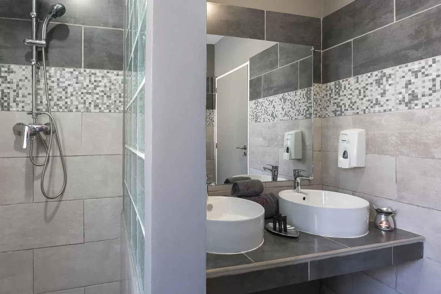 Shower, Bathroom in Relais des Plateaux & Spa– Ivato International Airport