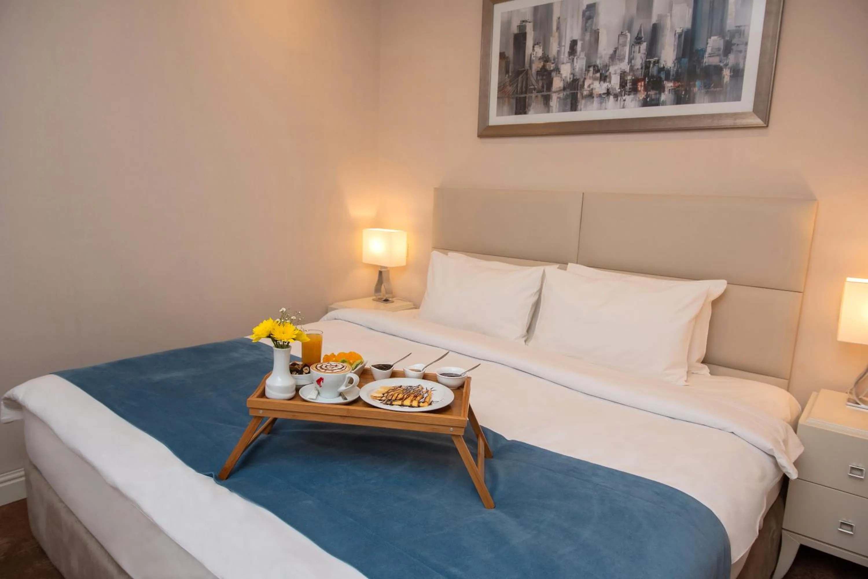 Bedroom, Bed in City Avenue Hotel