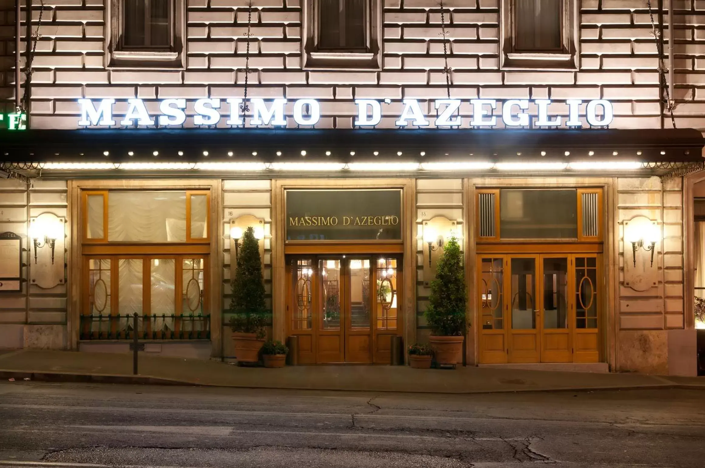 Facade/entrance in Bettoja Hotel Massimo d'Azeglio