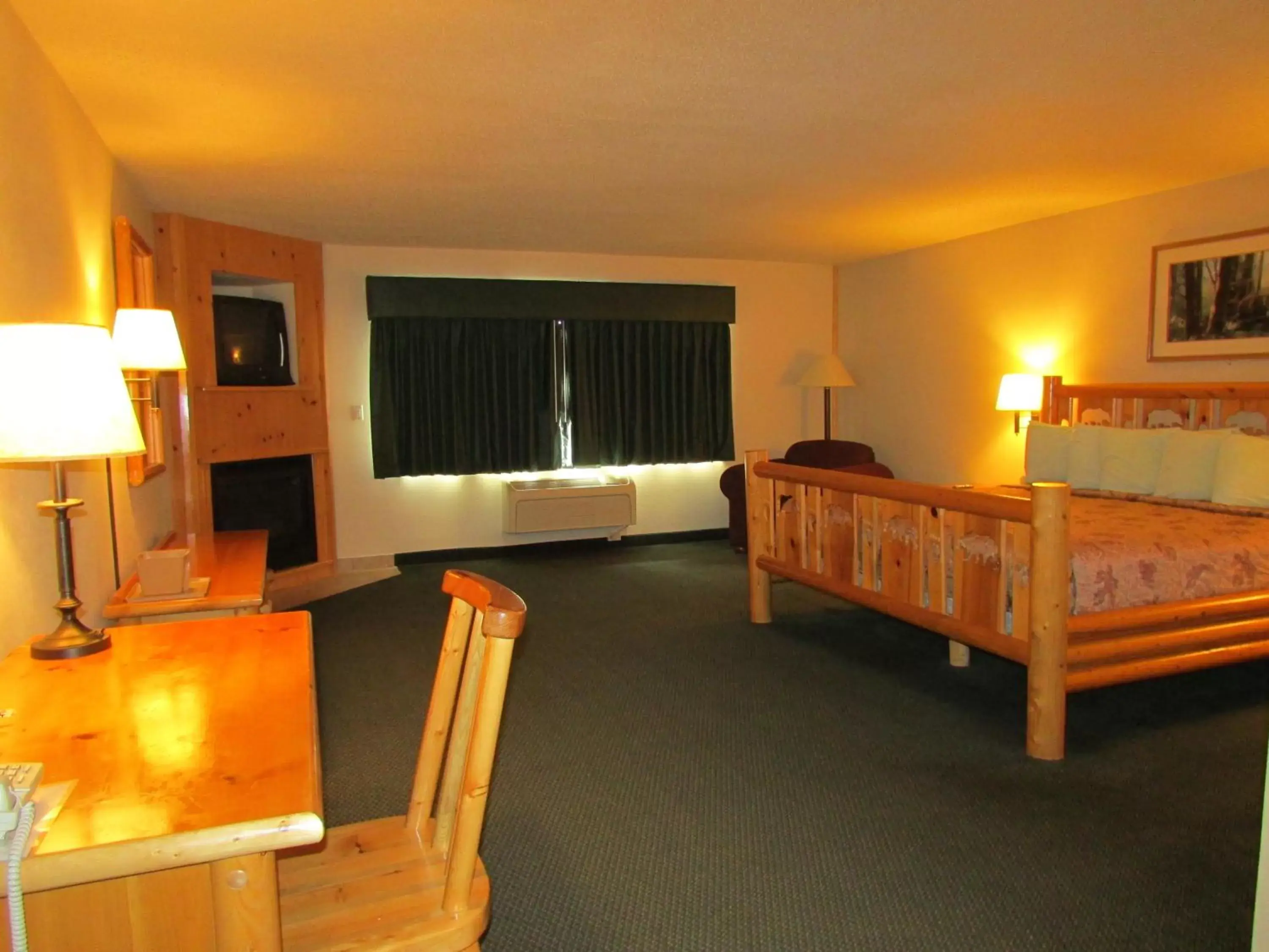 Luxury Single Room with Fireplace in AmeriVu Inn & Suites