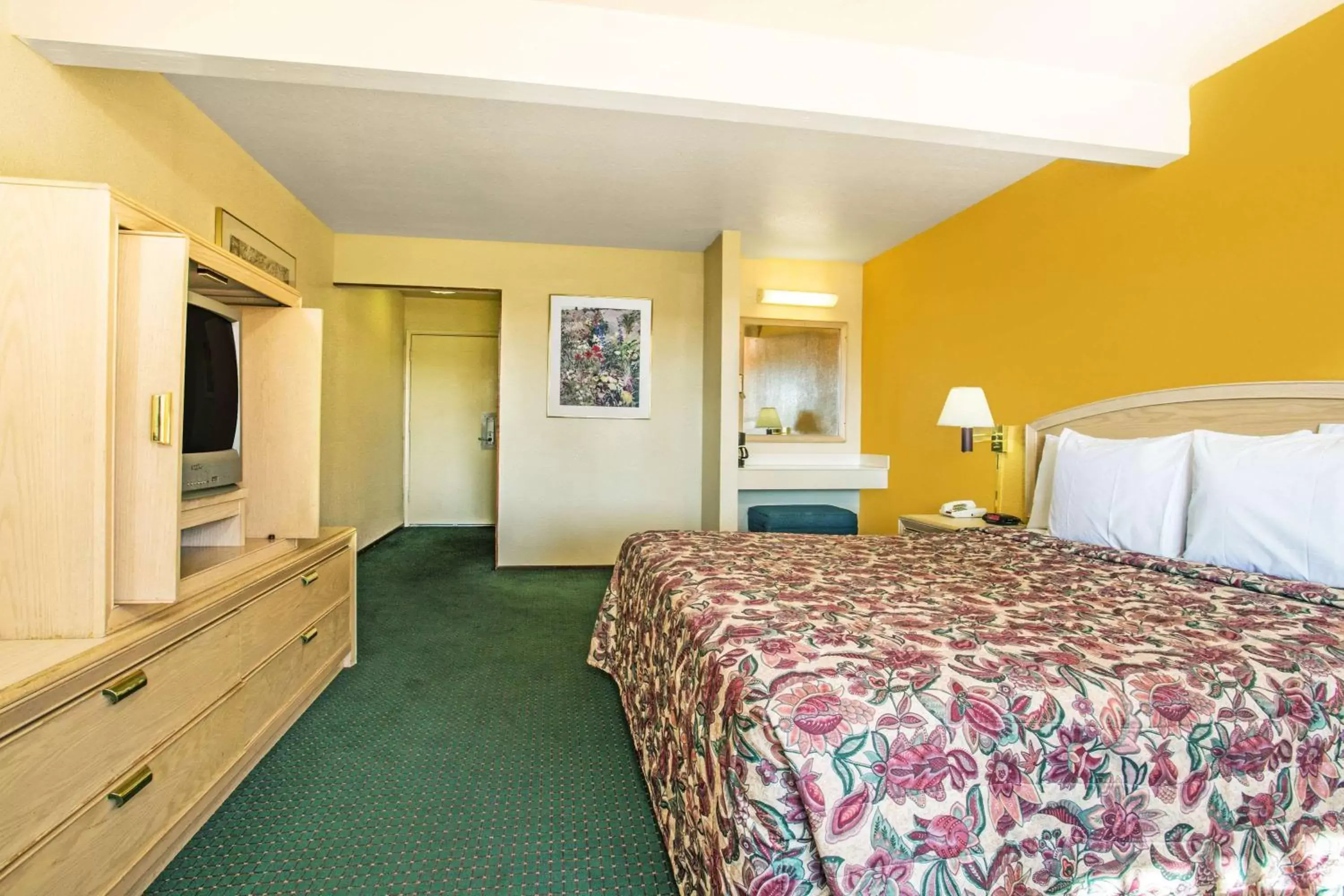 Photo of the whole room in Travelodge by Wyndham Turlock