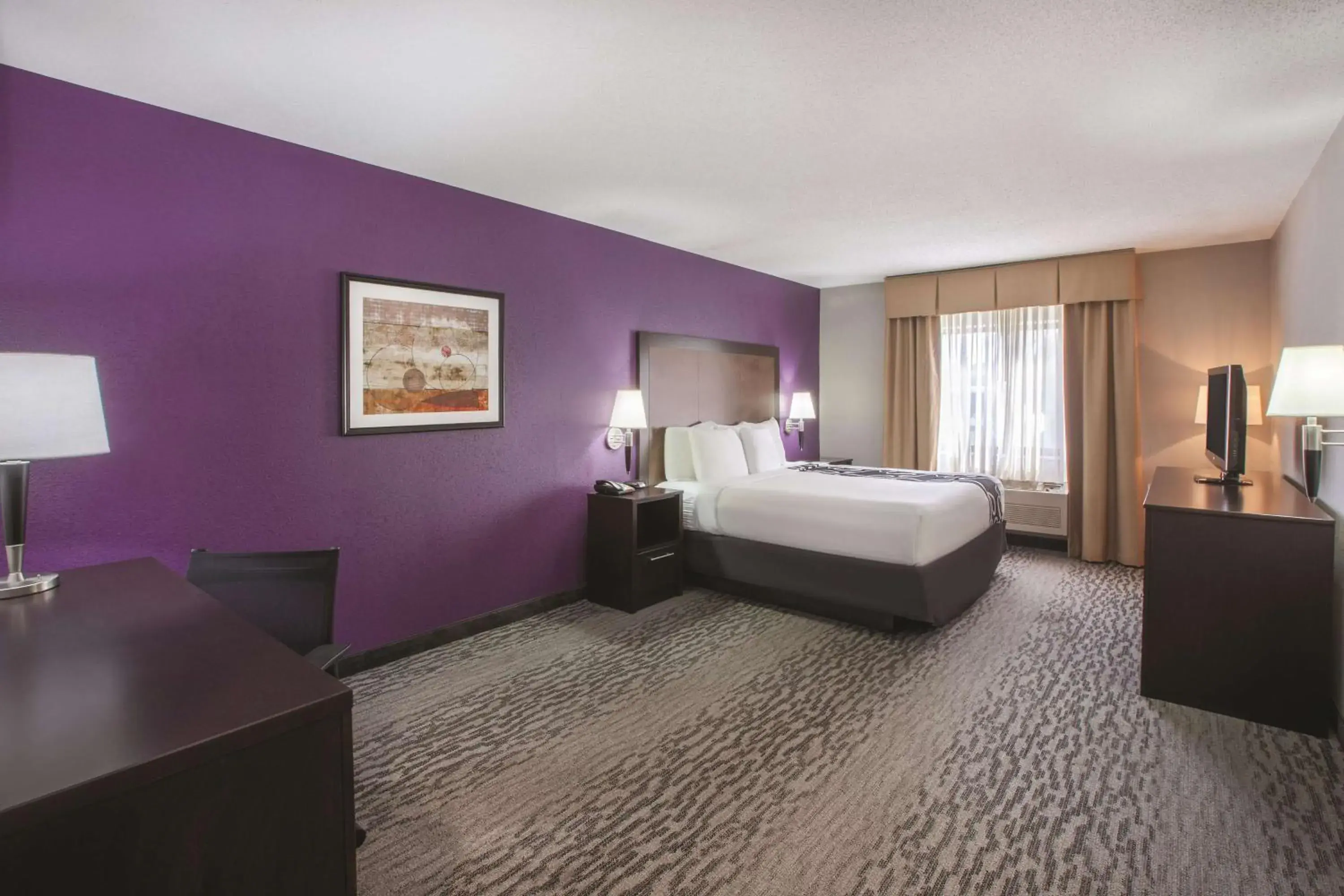 Photo of the whole room, Bed in La Quinta Inn & Suites by Wyndham Erie