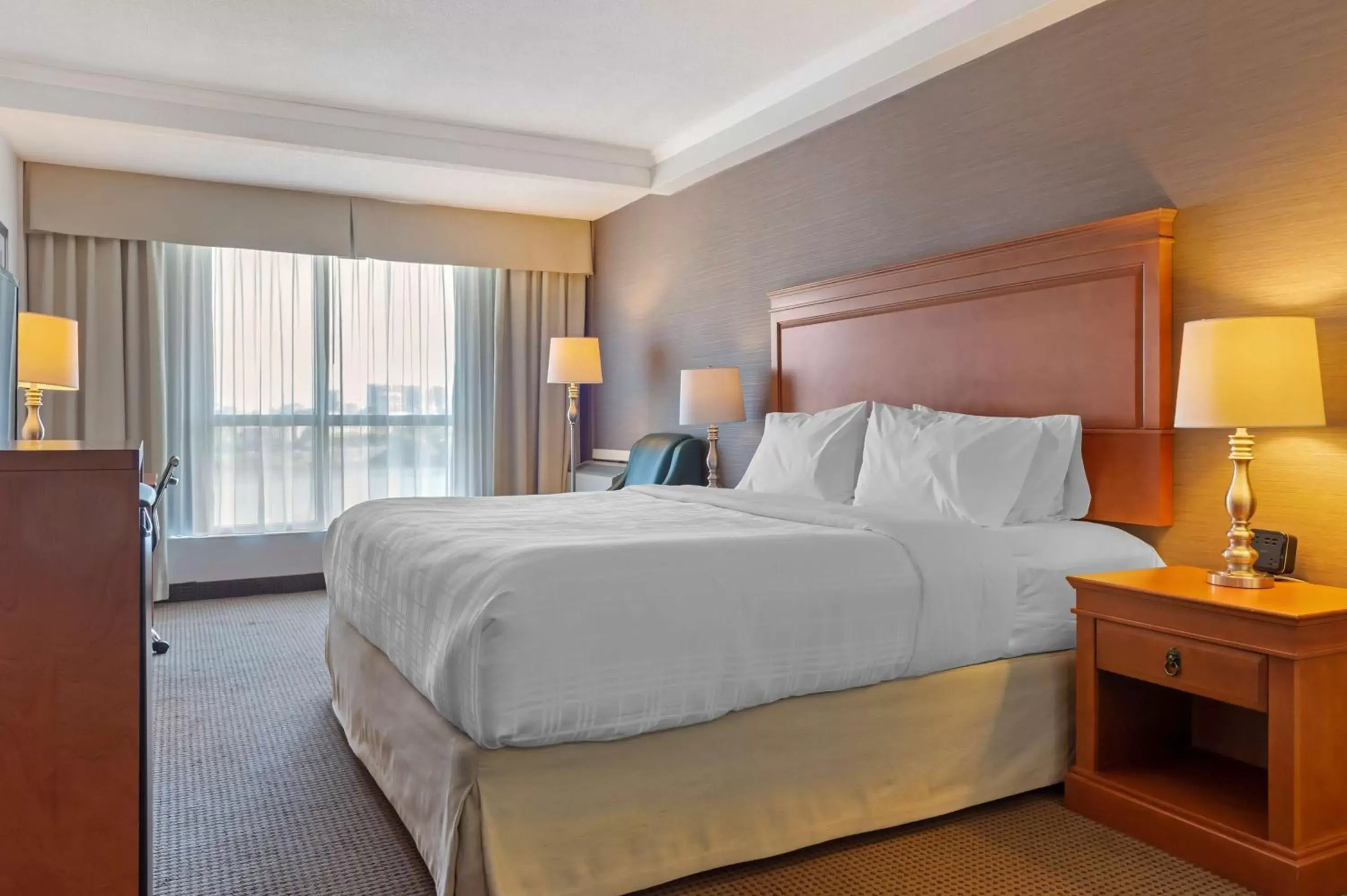 Photo of the whole room, Bed in Best Western Plus Gatineau-Ottawa Downtown