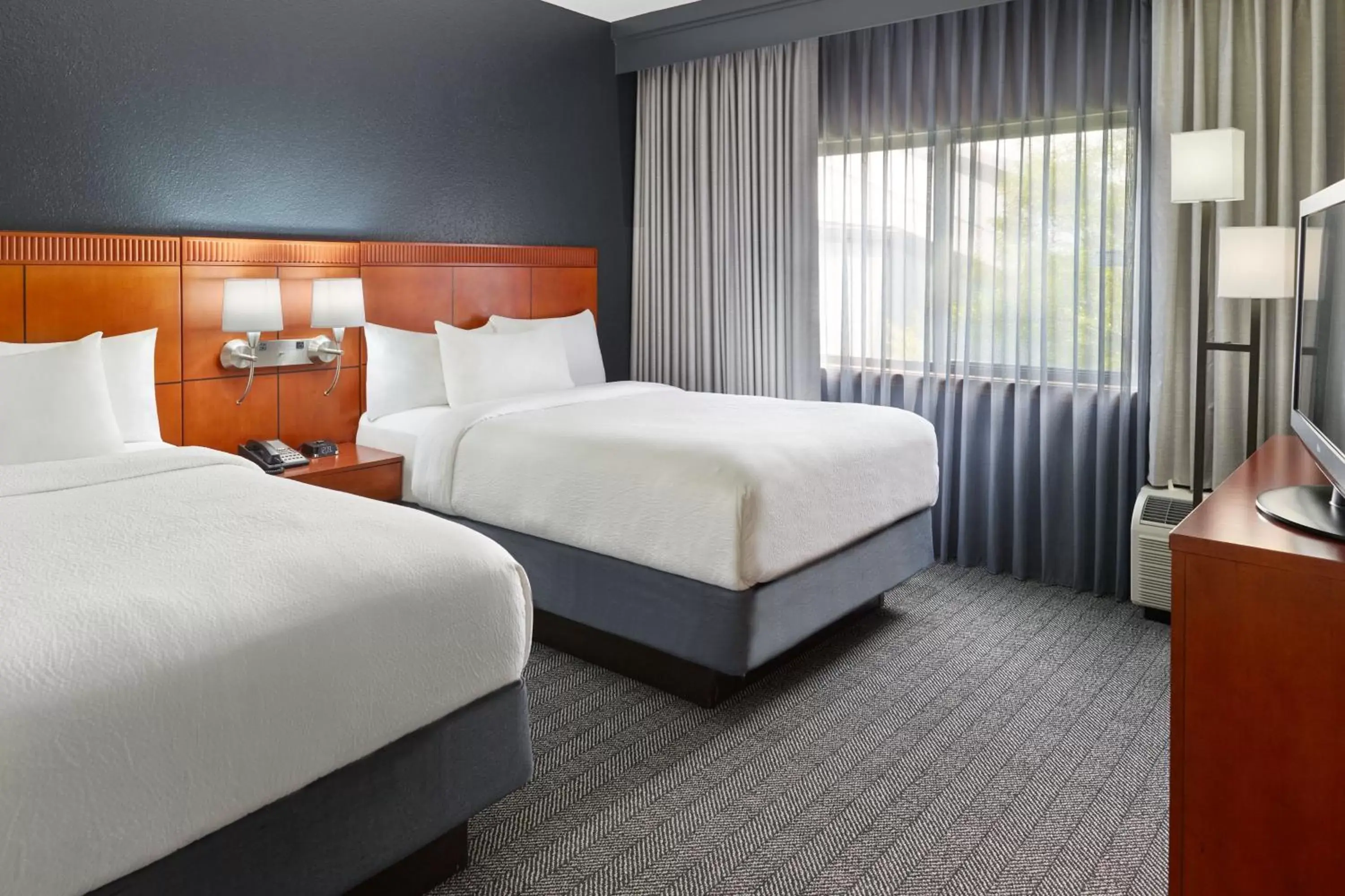 Photo of the whole room, Bed in Courtyard by Marriott Nashville Brentwood