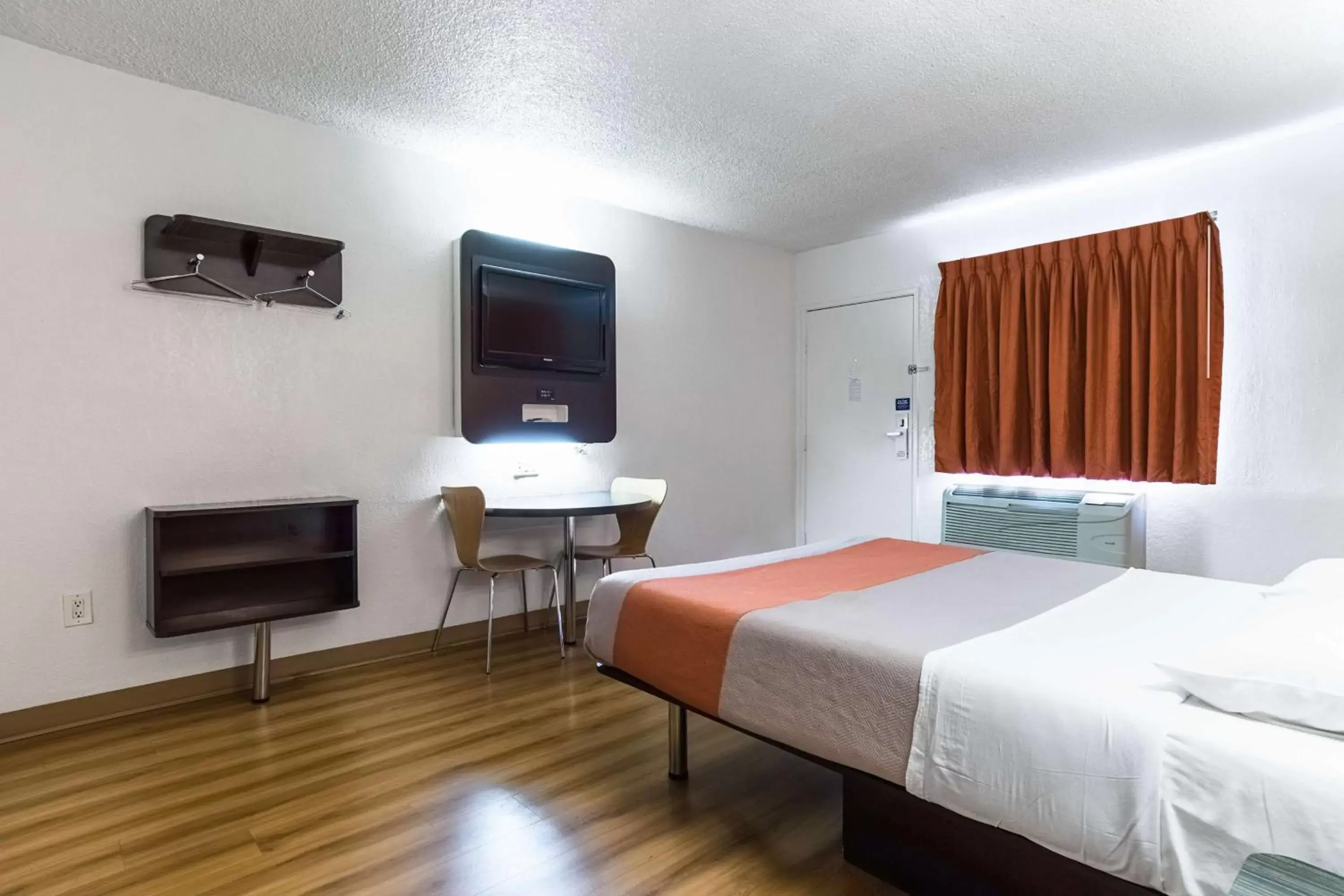 TV and multimedia, Bed in Motel 6-Long Beach, CA - International City