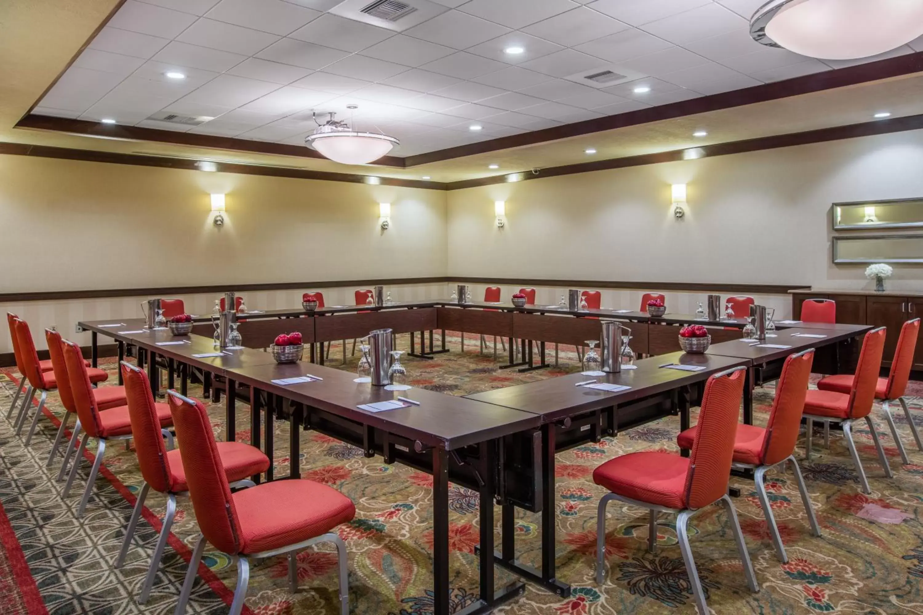 Meeting/conference room in Crowne Plaza Anchorage-Midtown, an IHG Hotel