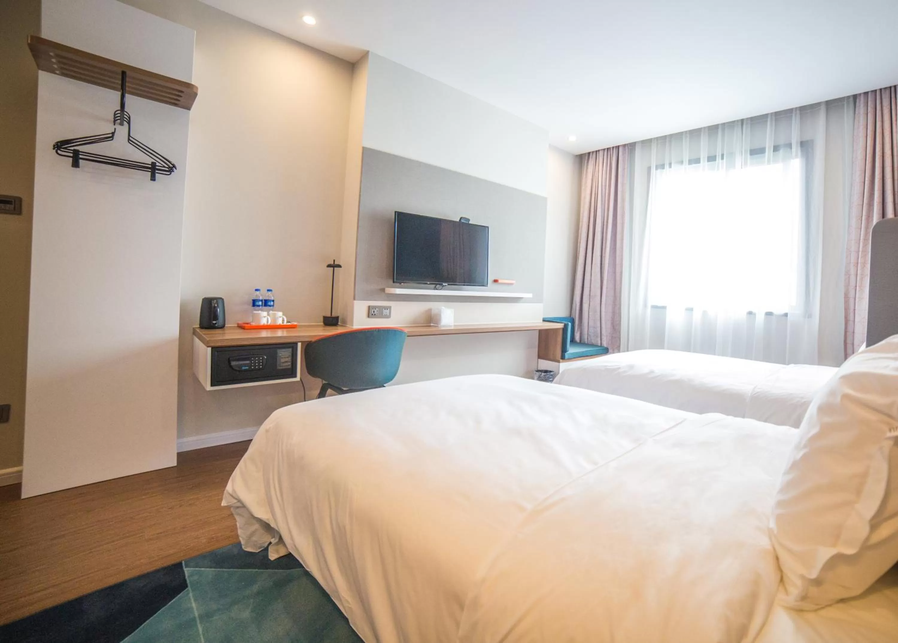 Photo of the whole room, Bed in Holiday Inn Express Nanjing Xuanwu Lake by IHG