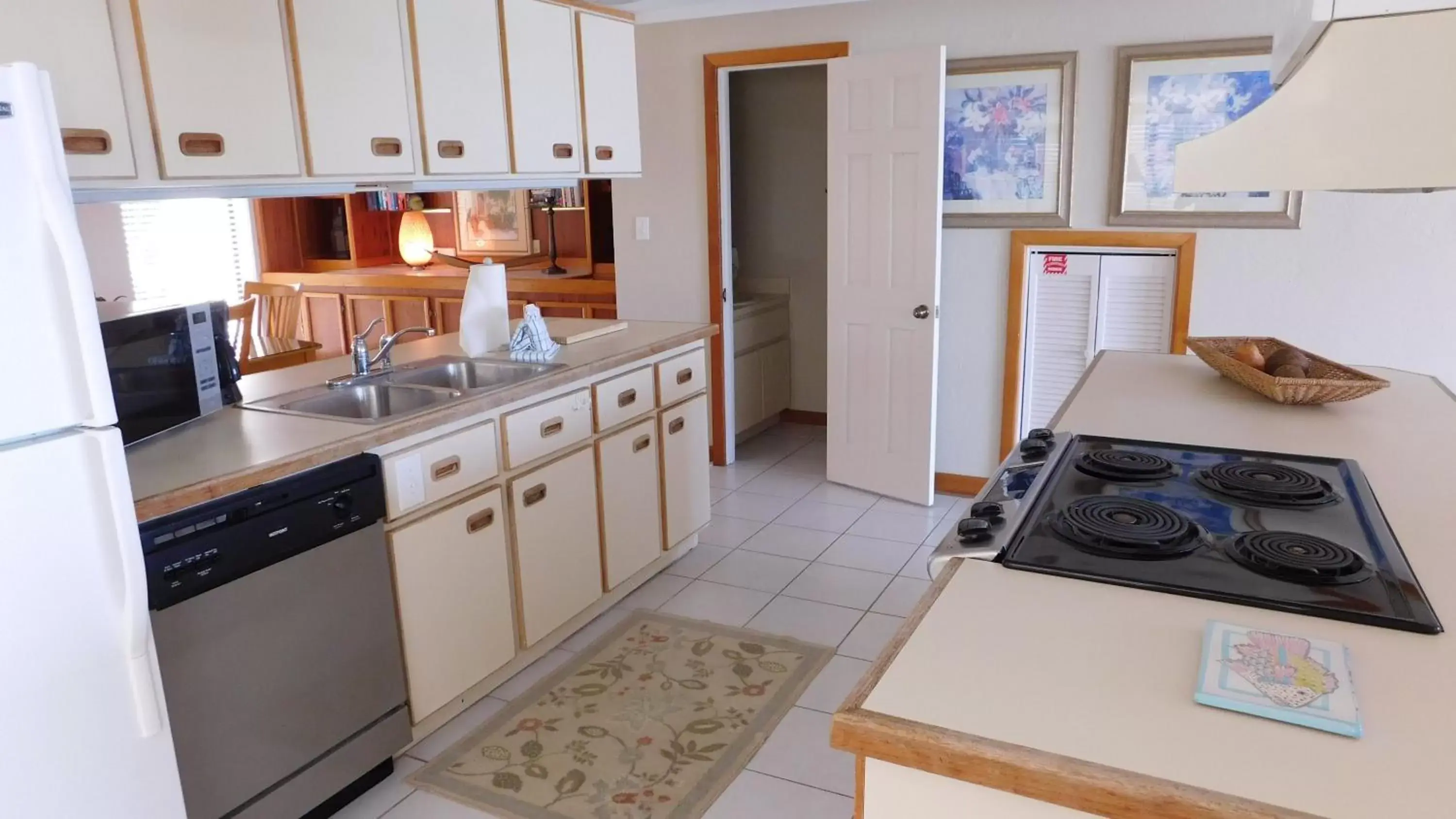 Kitchen or kitchenette, Kitchen/Kitchenette in Pines & Palms Resort