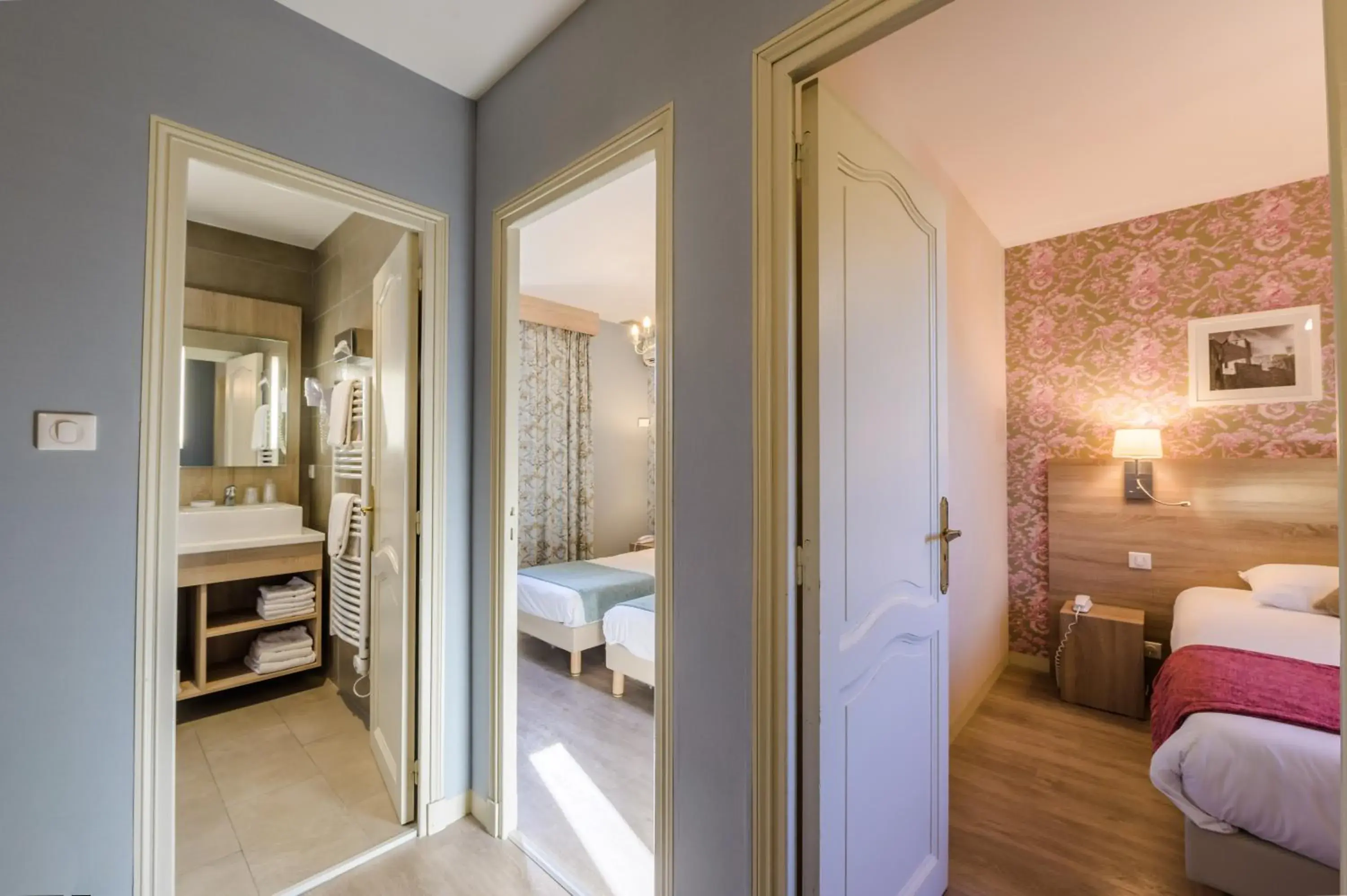 Bedroom, Bathroom in Hotel l'Aragon