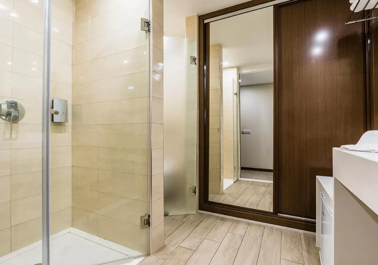 Shower, Bathroom in Lisotel - Hotel & Spa
